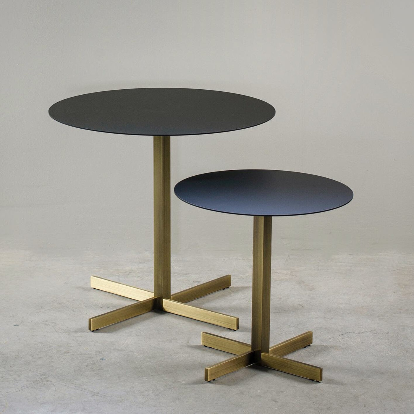 Tavolini Xo Brass con struttura in ottone e top in ferro nero, in due altezze
