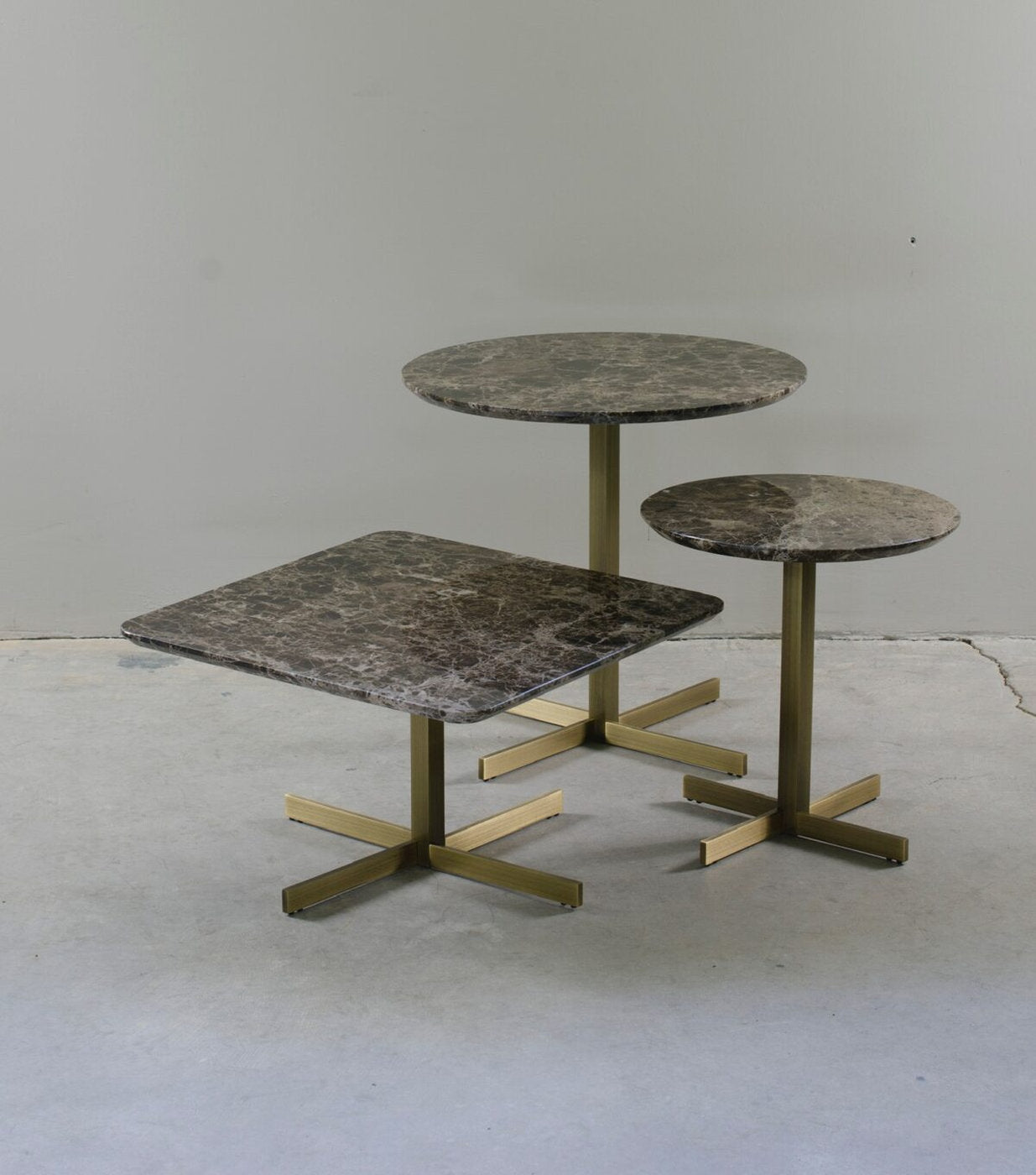 Tavolini Xo Brass con struttura in ottone e piani in marmo Dark Emperador, forme miste