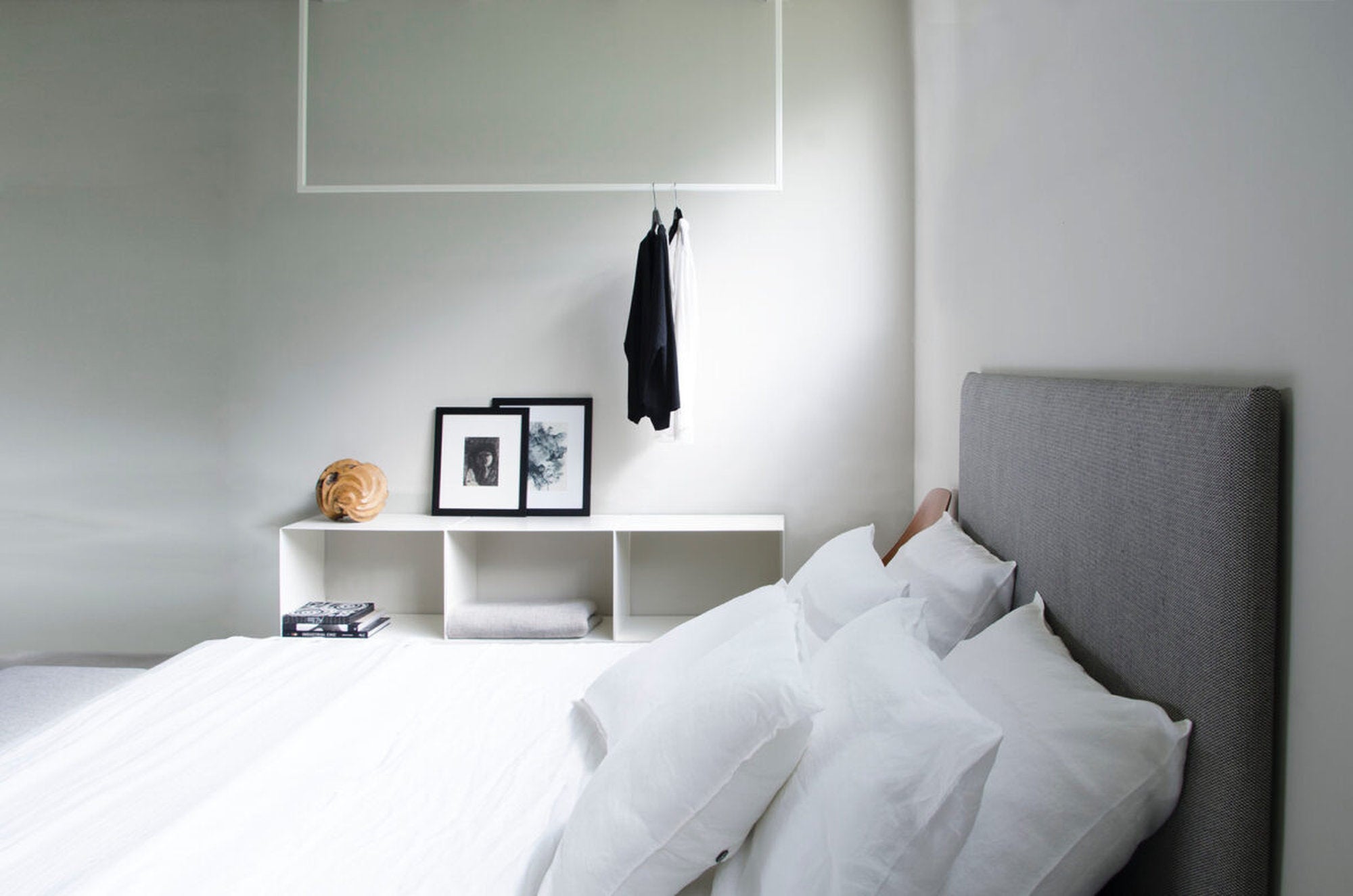 Moduli Khao xam in metallo bianco a parete, in camera da letto, sotto appendiabiti.