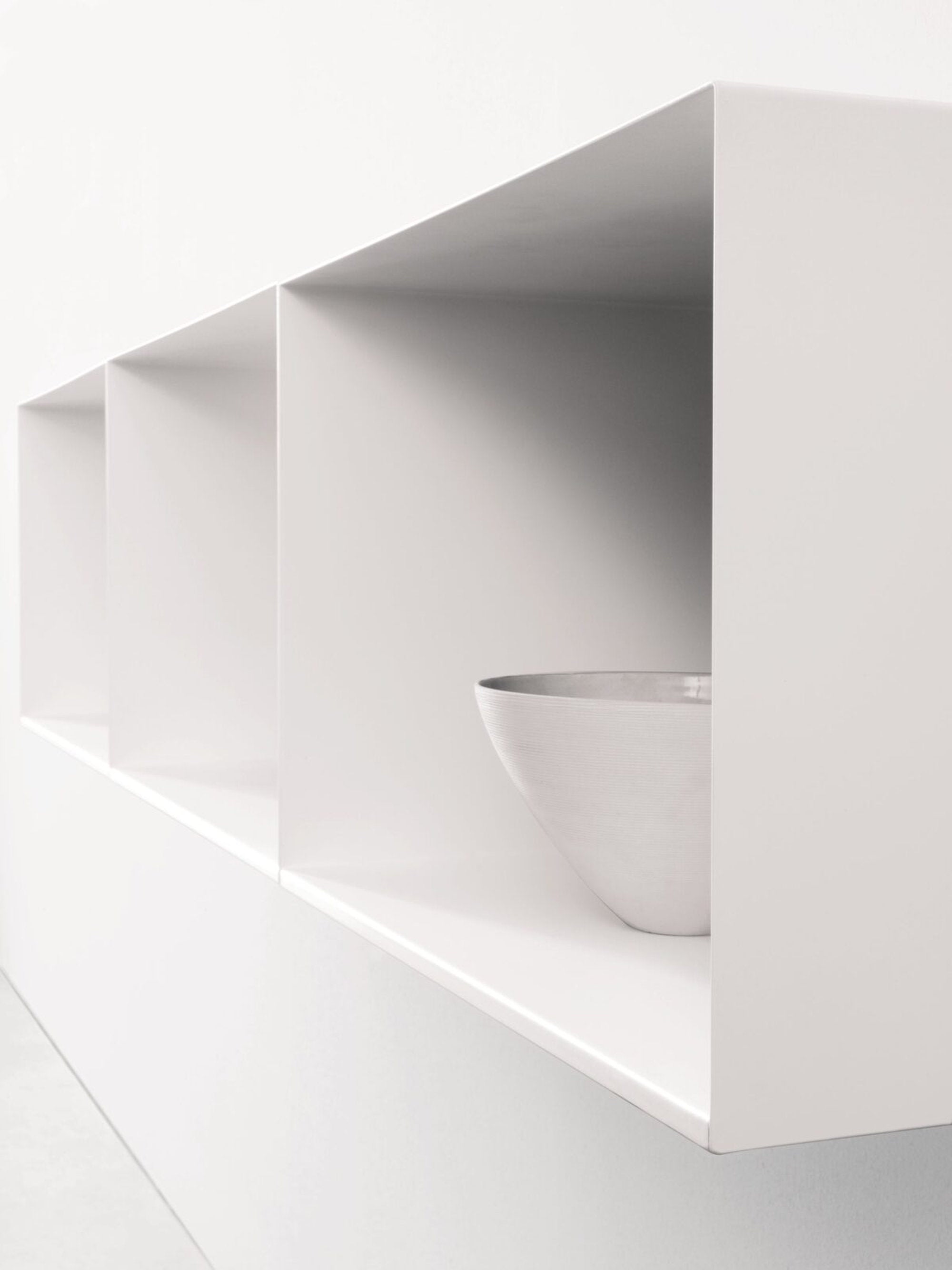 Dettaglio modulo Khao xam in lamiera verniciata bianca, contenitore a parete con vano aperto.