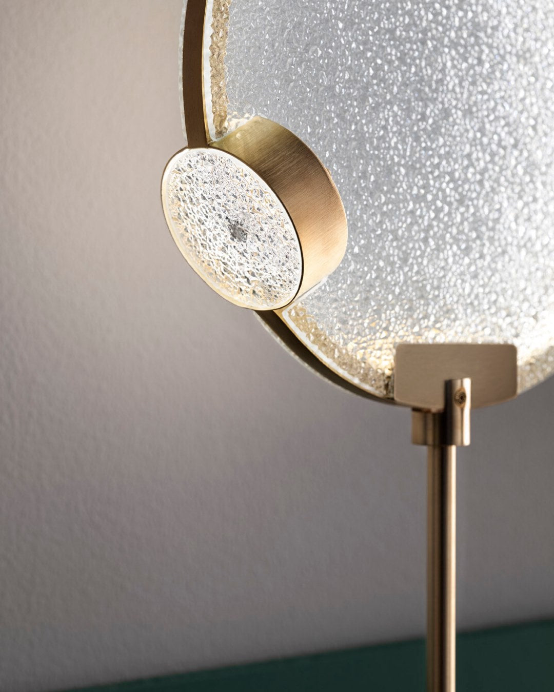 Lampada da terra Horo Masiero: il cerchio magico della luce