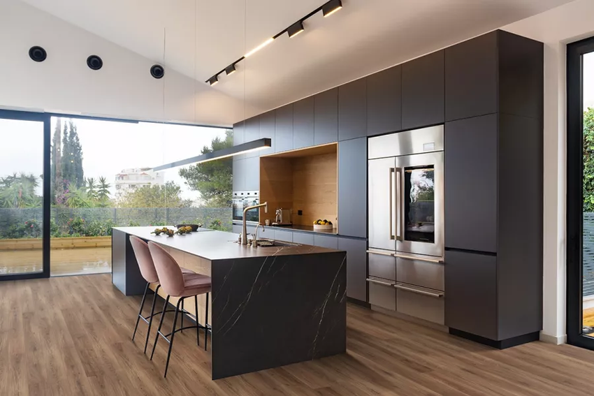 Pavimento laminato effetto legno Skema K-Uno colore Rovere Mexico, in cucina contemporanea con isola centrale