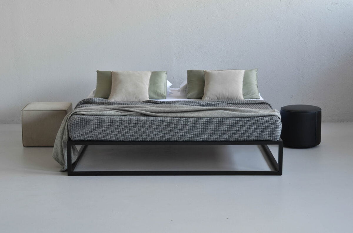 Letto Asha Basic 3.0 con struttura in ferro e testata assente, vista frontale simmetrica