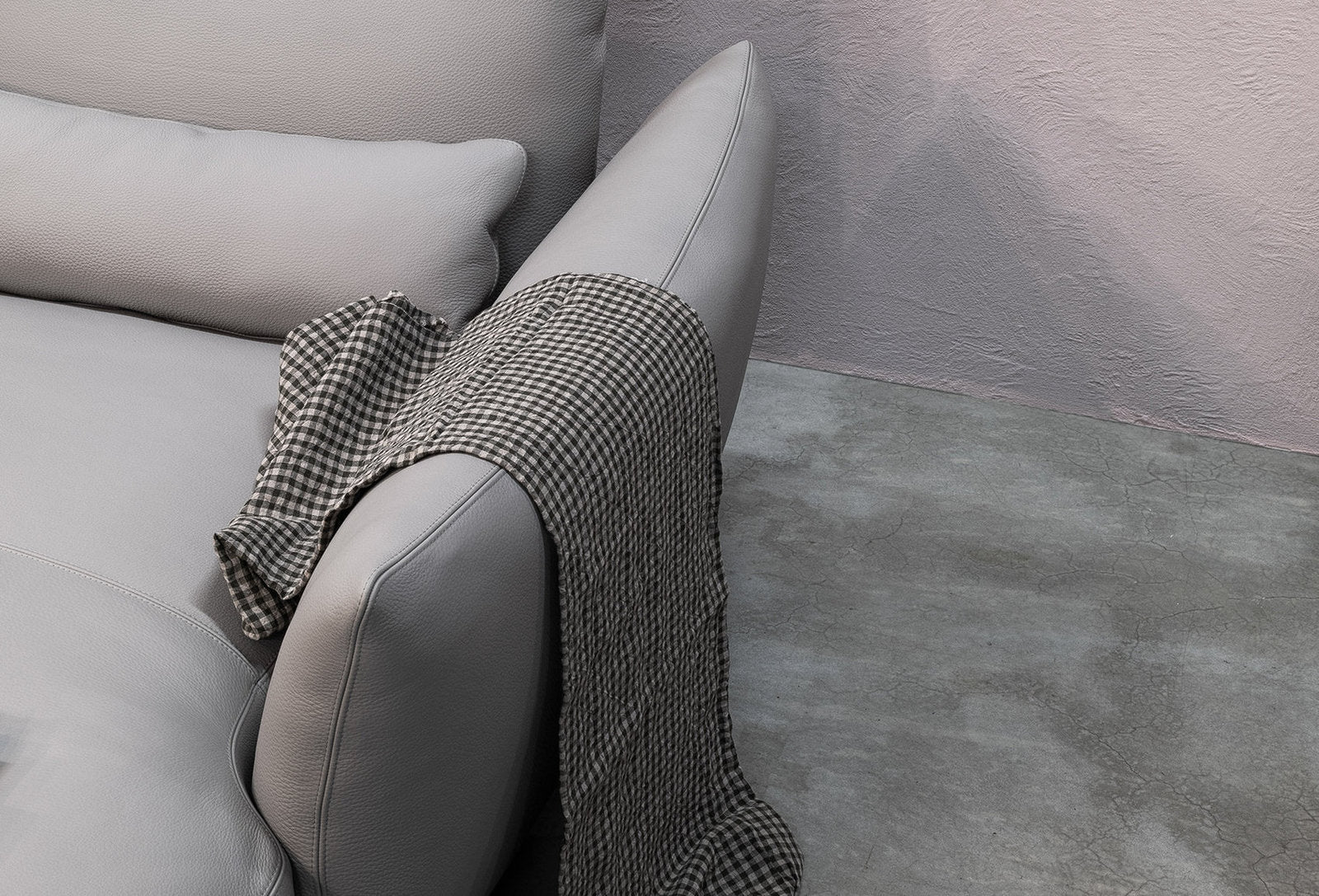 Dettaglio bracciolo del divano Clift di Cierre Imbottiti di Forlì