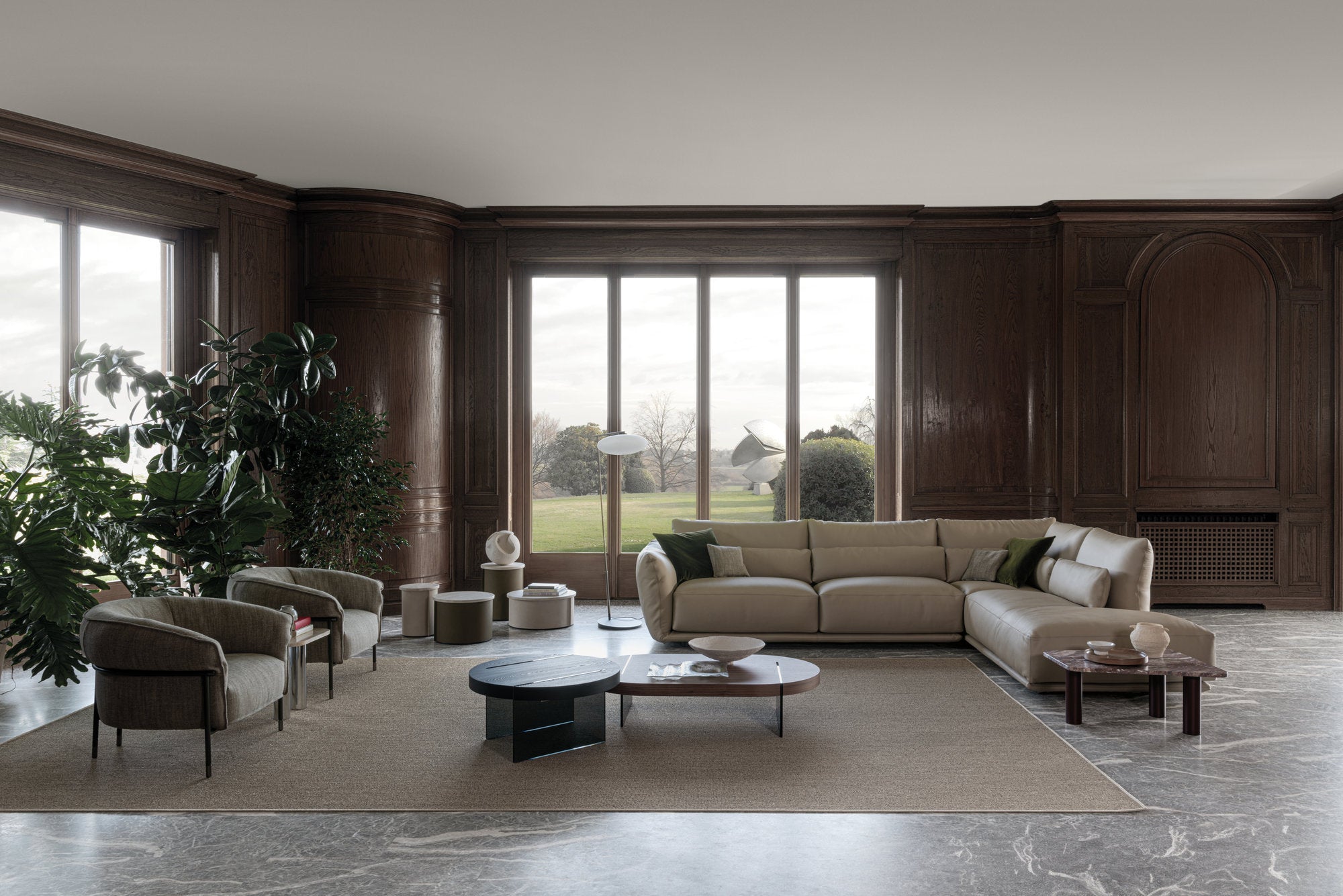 Divano Clift e poltroncine Mac di Cierre 1972 in soggiorno moderno con boiserie