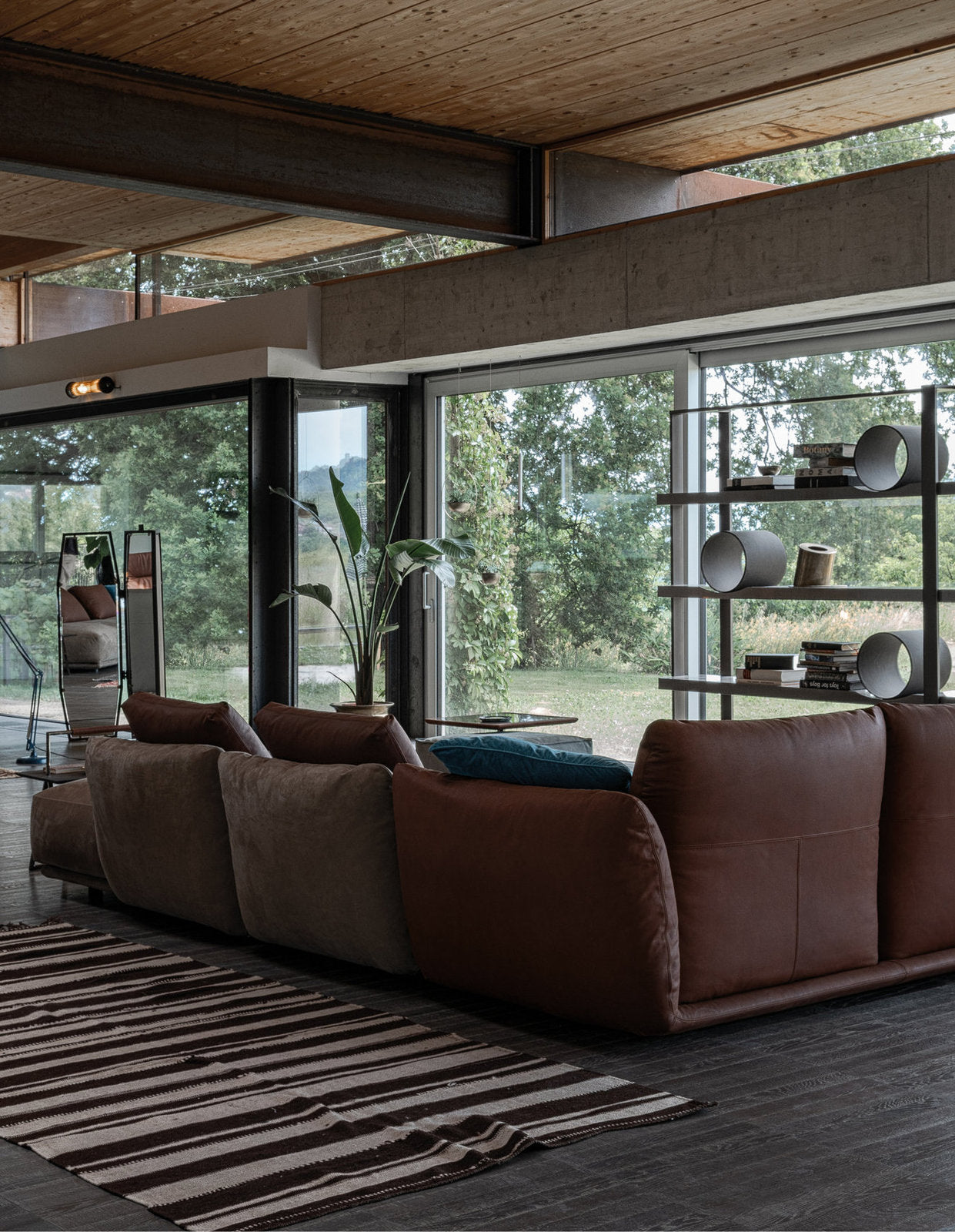 Dettaglio dello schienale del divano in pelle Clift di Cierre Imbottiti