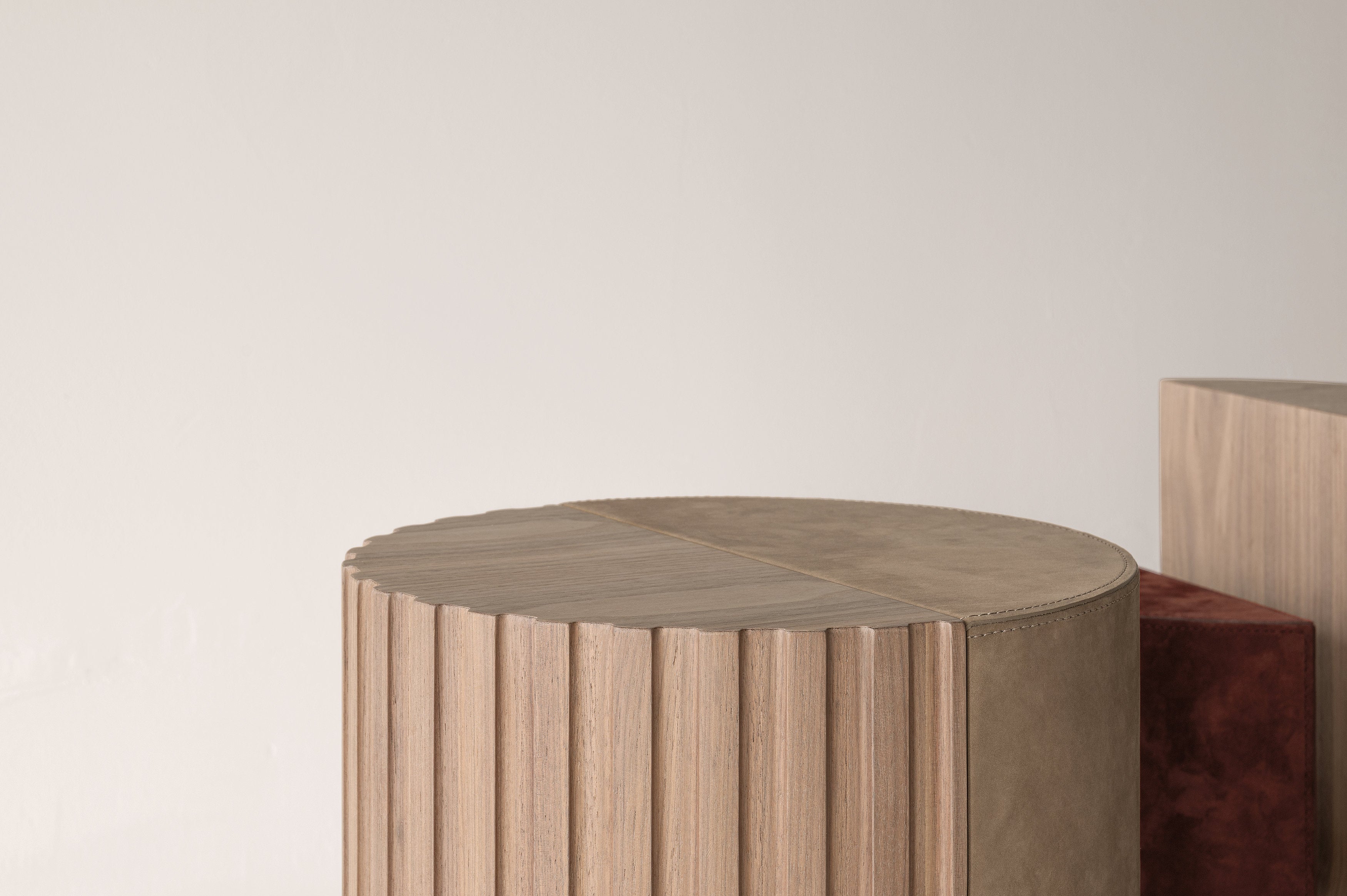 Dettaglio della cucitura artigianale sulla pelle e legno cannettato del tavolino Twins di Cierre1972.