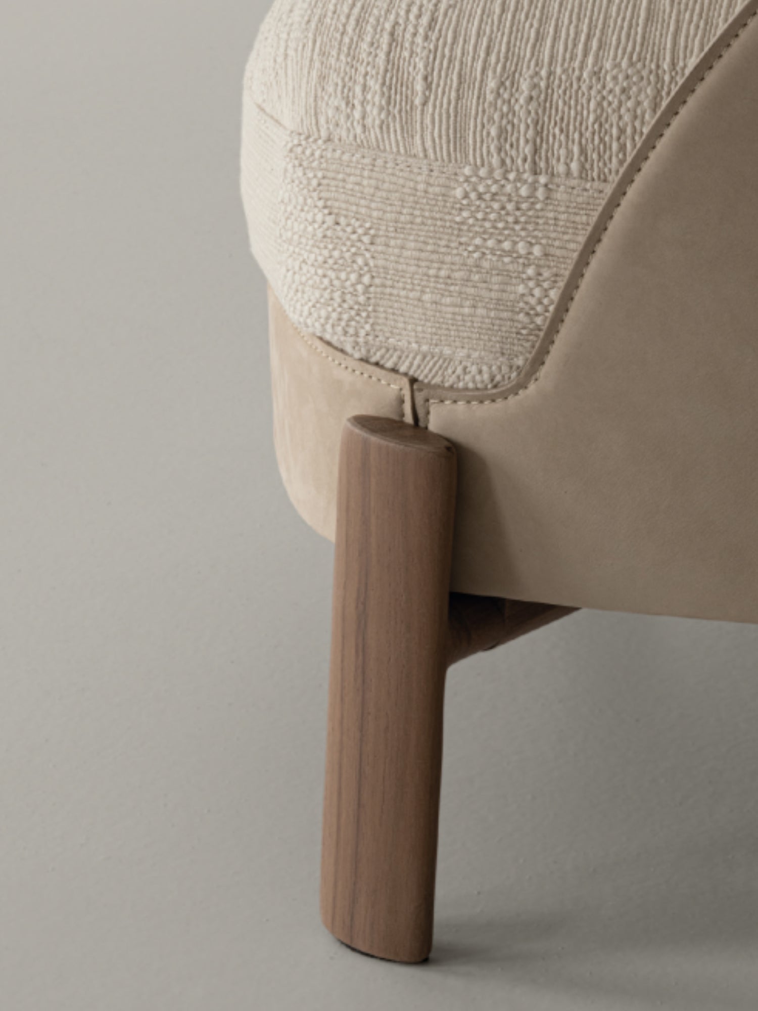 Dettaglio del piede in legno massello e della scocca in pelle della poltrona Catarina disegnata da Bernhardt&Vella per Cierre1972