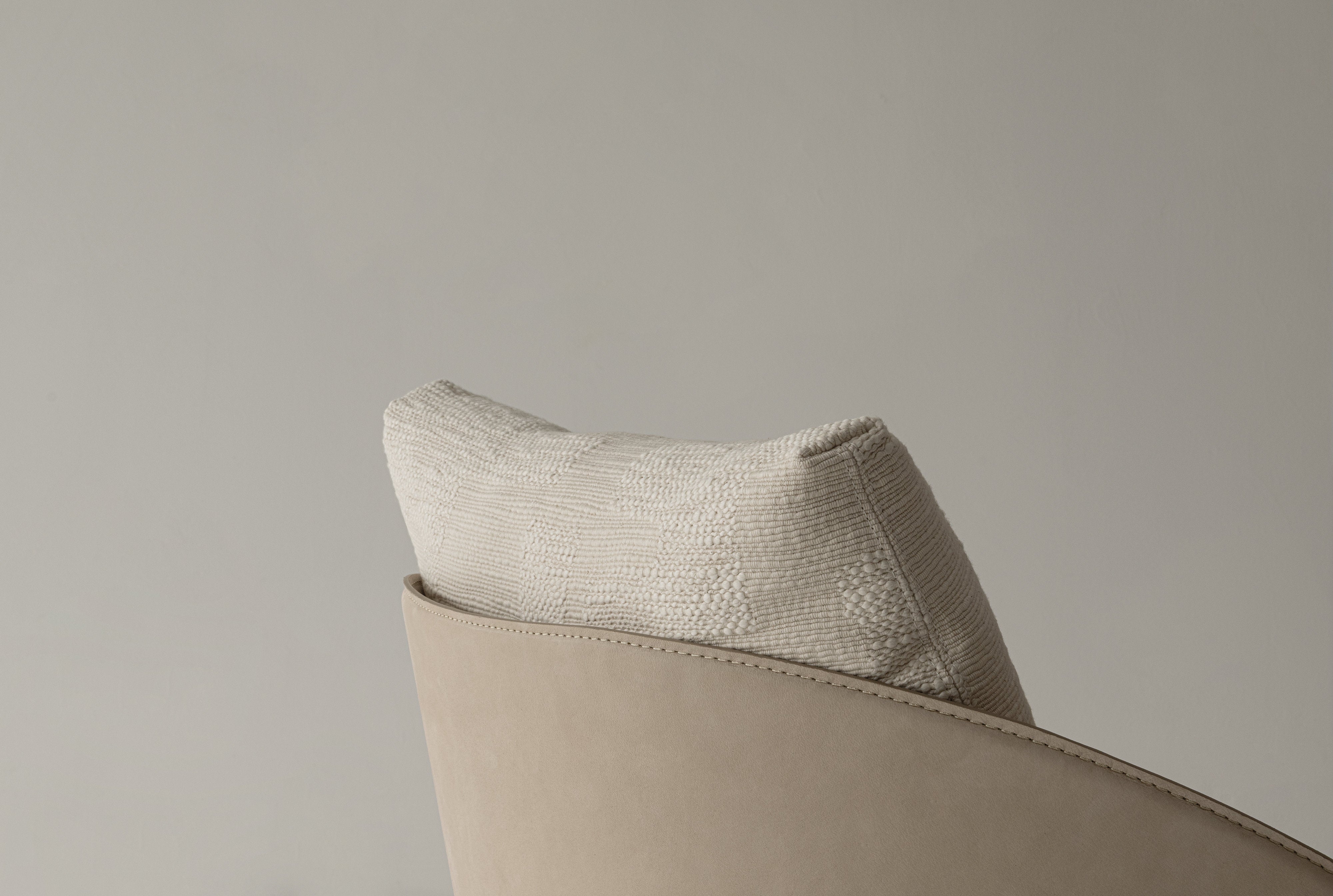 Particolare dello schienale in pelle e del cuscino in tessuto della poltrona Catarina di Cierre1972