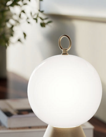 Particolare della sfera in vetro opalino Murano con anello dorato e luce LED integrata della lampada Bozu Masiero – disponibile da Atlantico, Milano
