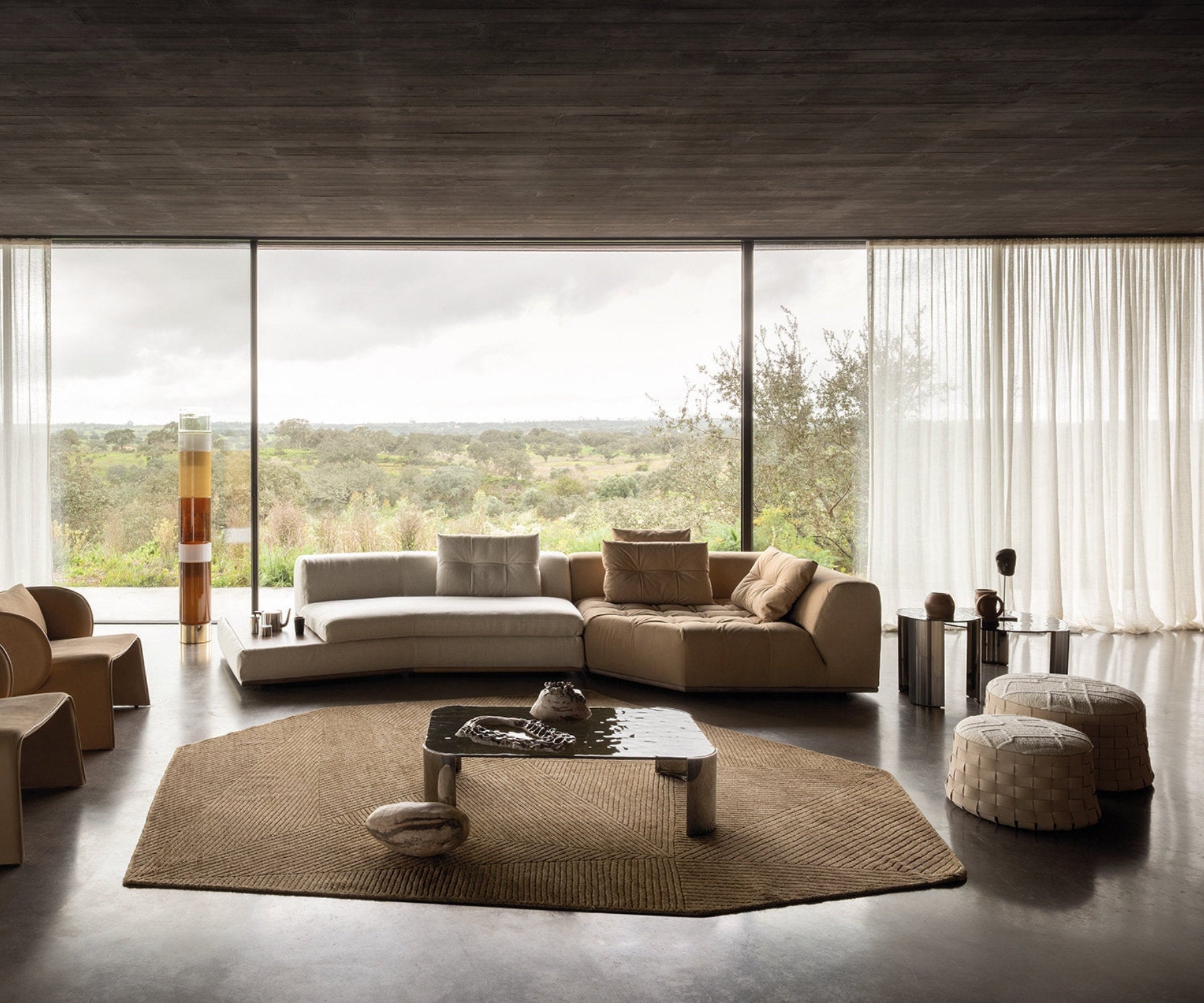 Composizione di divani e poltrone in tessuto e pelle con vista panoramica