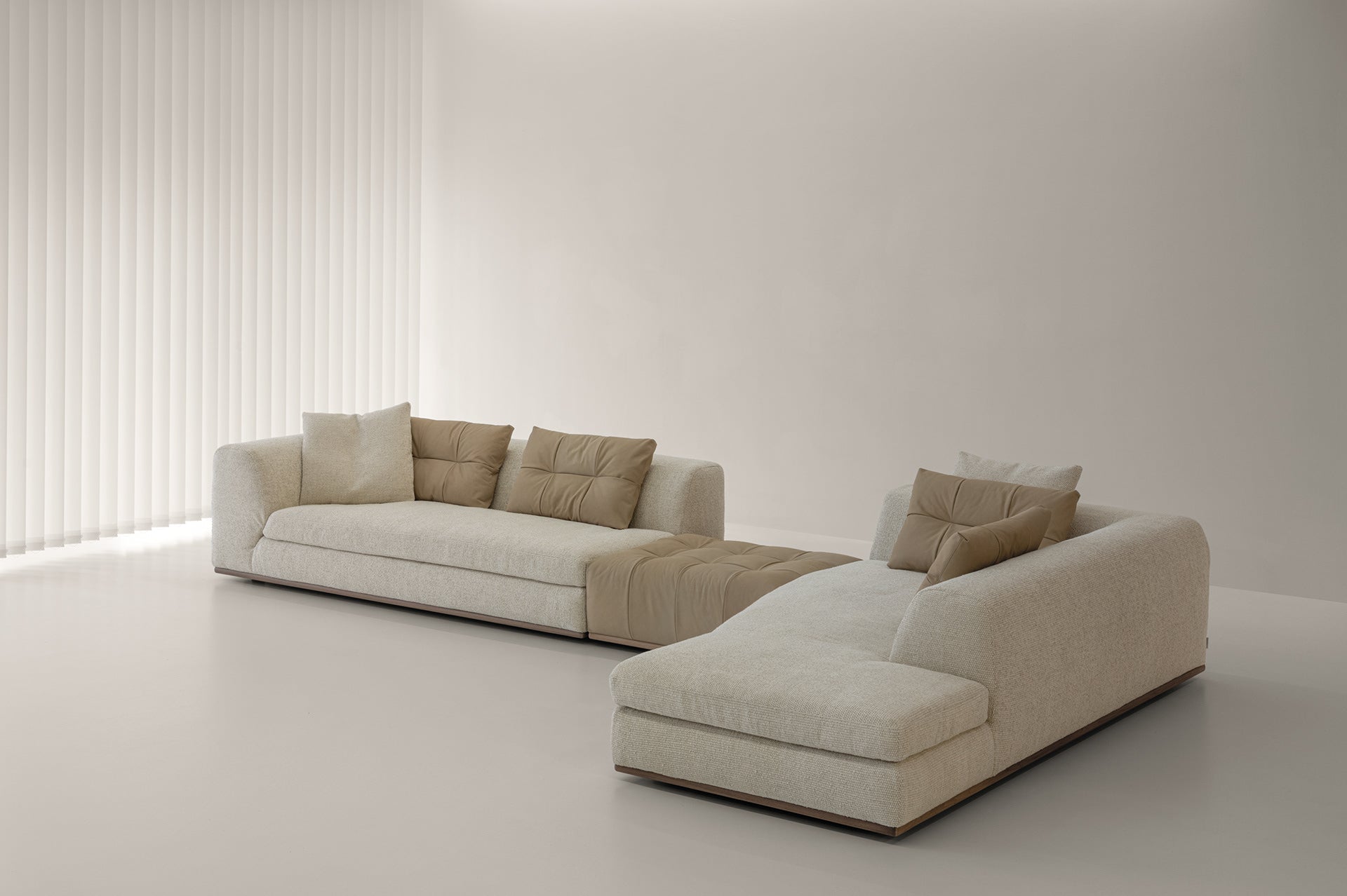 Composizione angolare del divano Montgomery di Cierre1972 in tessuto bianco e pelle