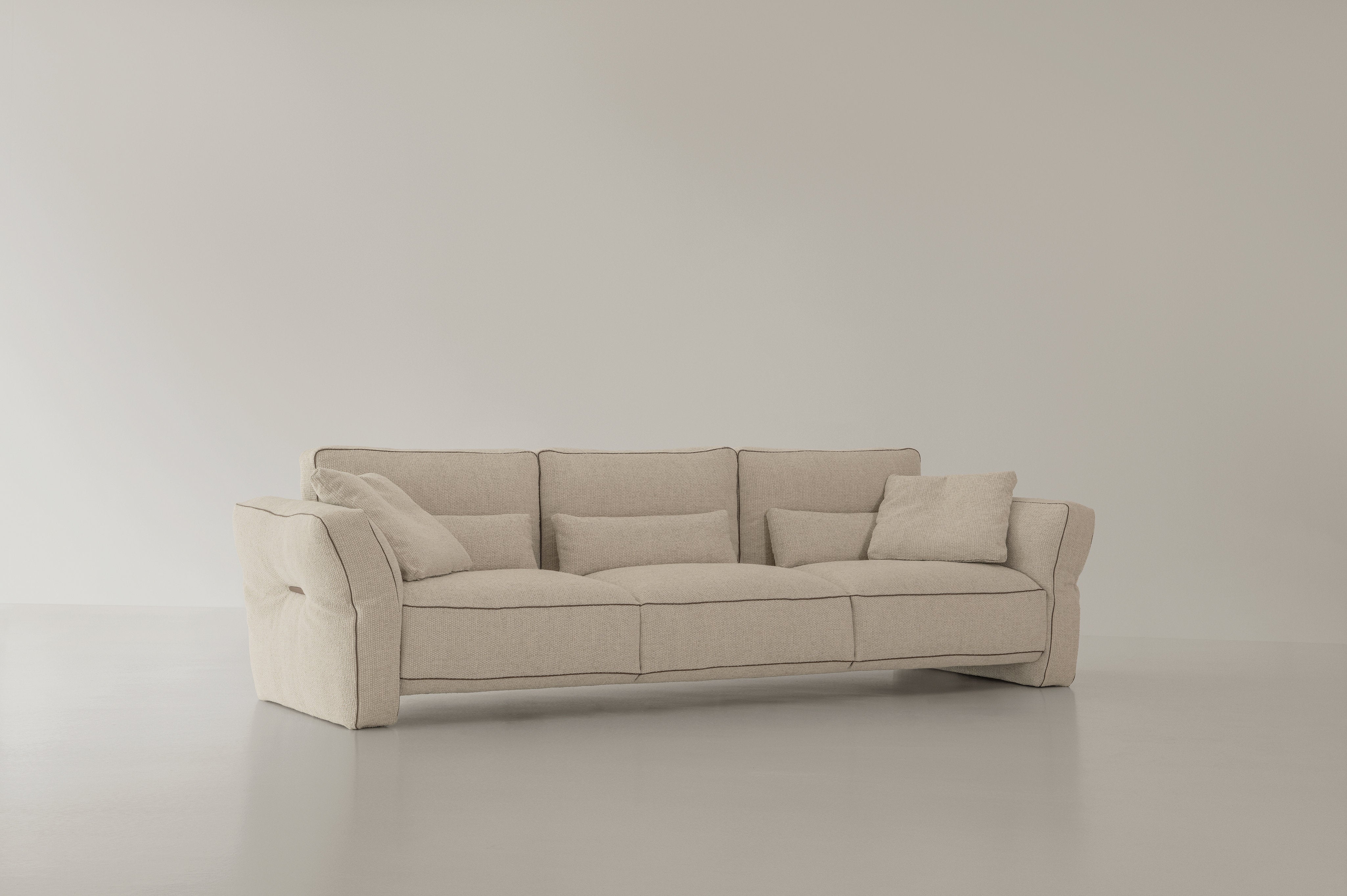 Vista frontale del divano Loden in tessuto chiaro, modulare, su pavimento neutro e sfondo tono su tono