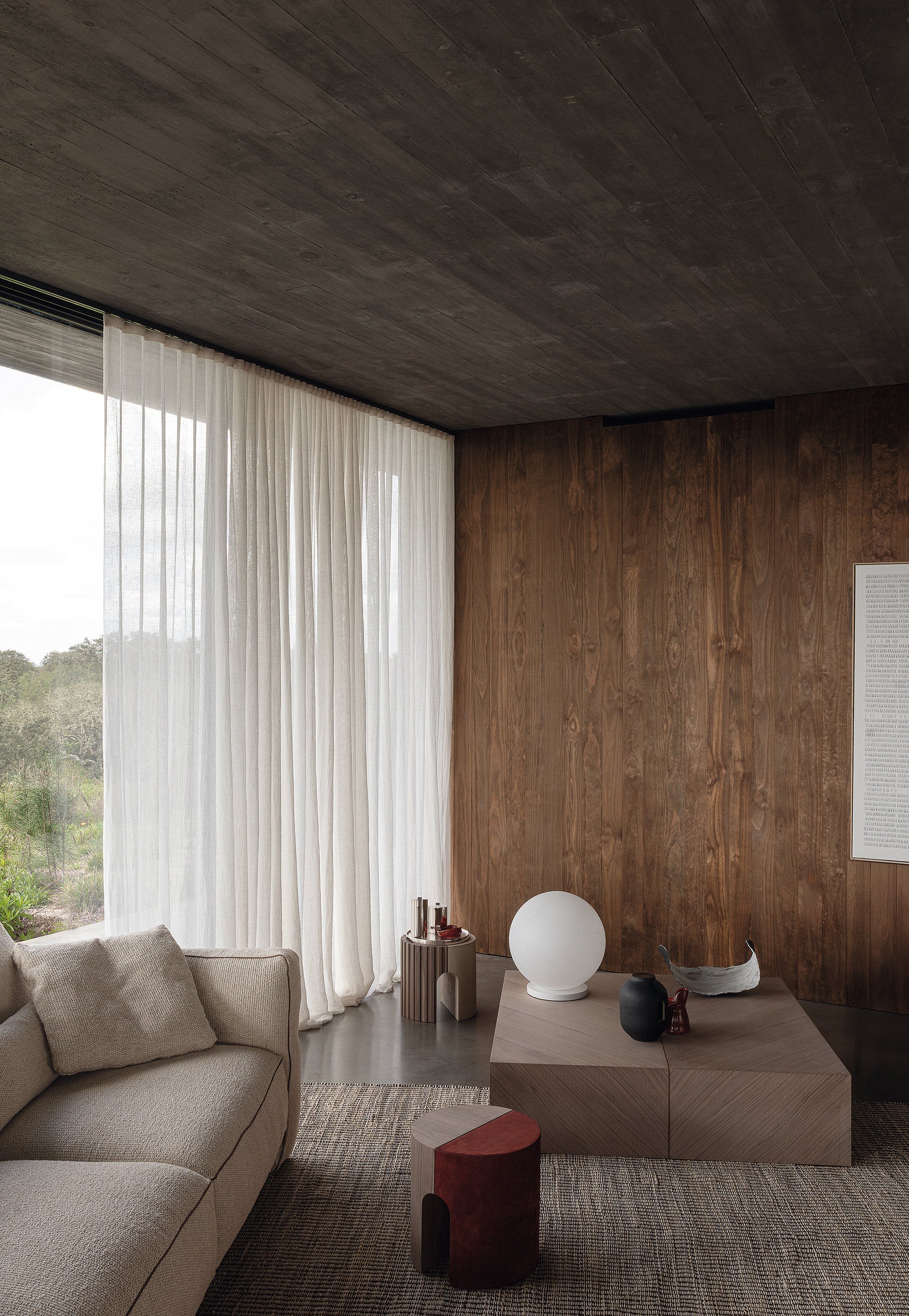 Divano Loden Cierre1972 in tessuto chiaro, collocato in un salotto con pareti in legno e luce naturale filtrata da tende bianche