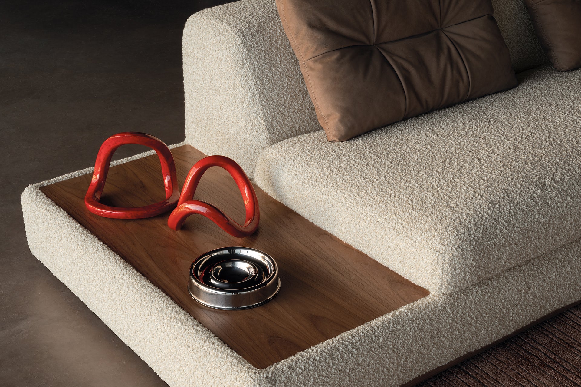 Dettaglio del tavolino integrato nel divano Montgomery, finitura Noce Canaletto