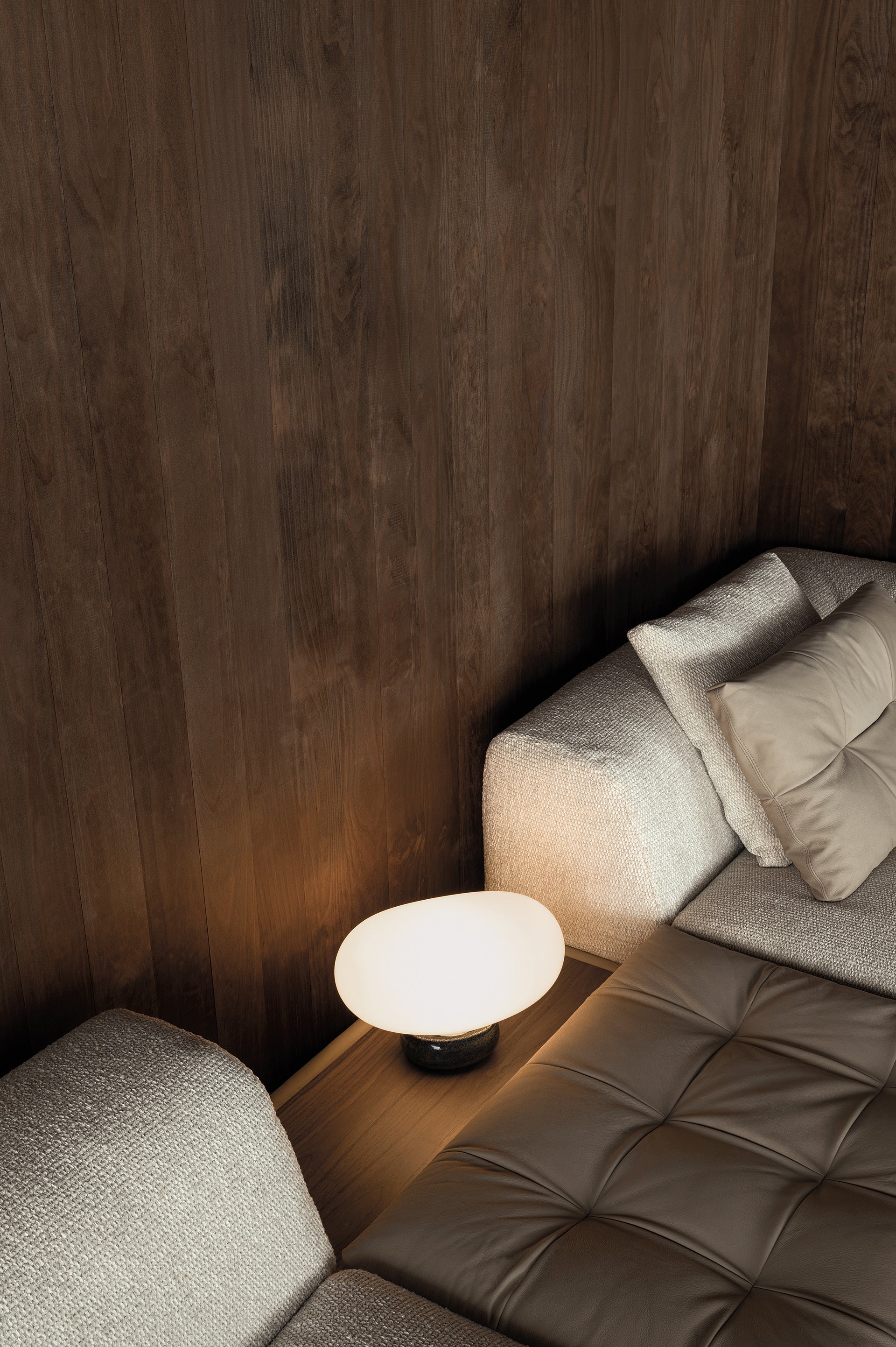 Dettaglio del tavolino integrato nel divano Montgomery, finitura Noce Canaletto