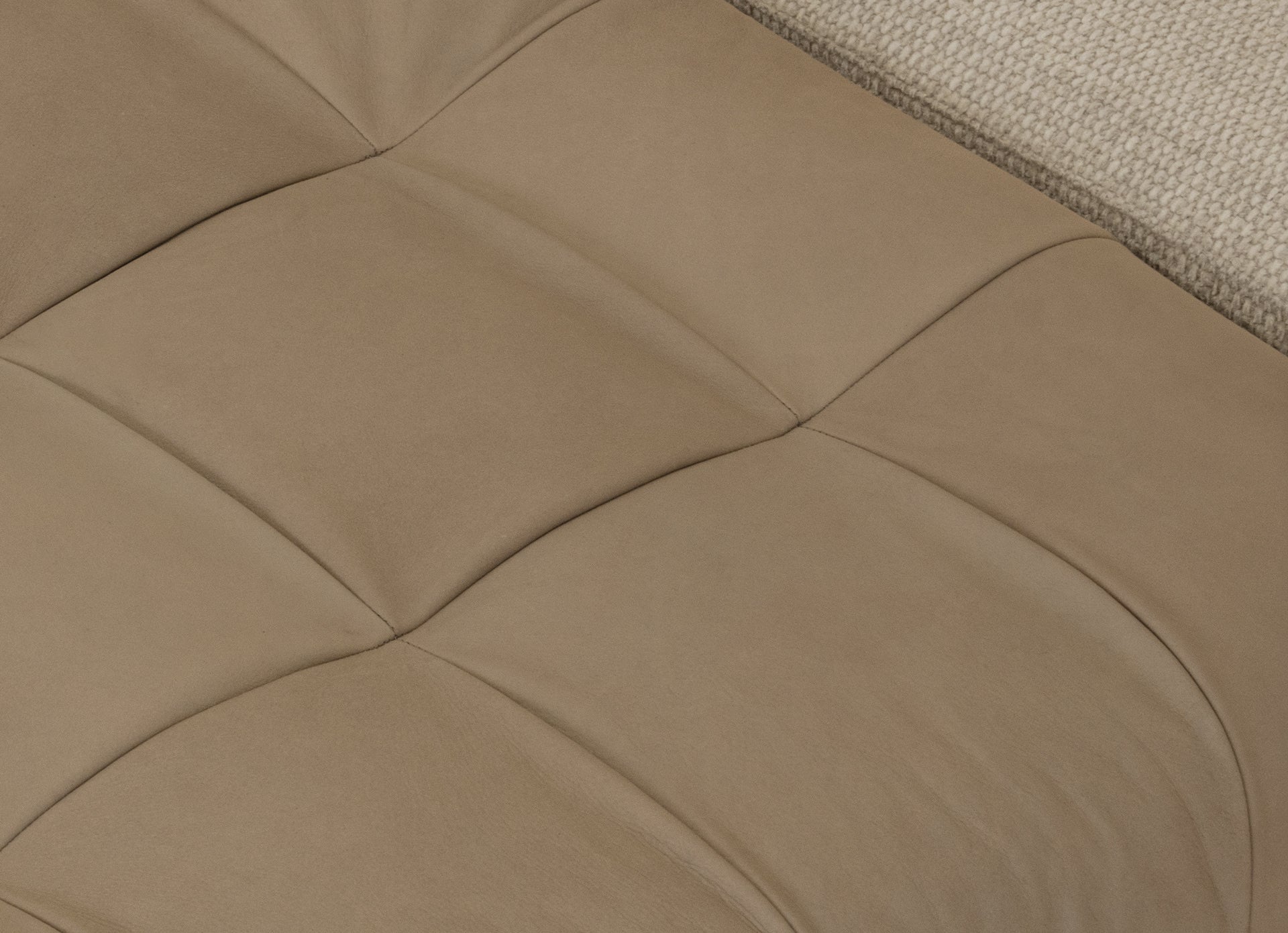 Dettaglio divano Montgomery Cierre 1972 in pelle a quadri