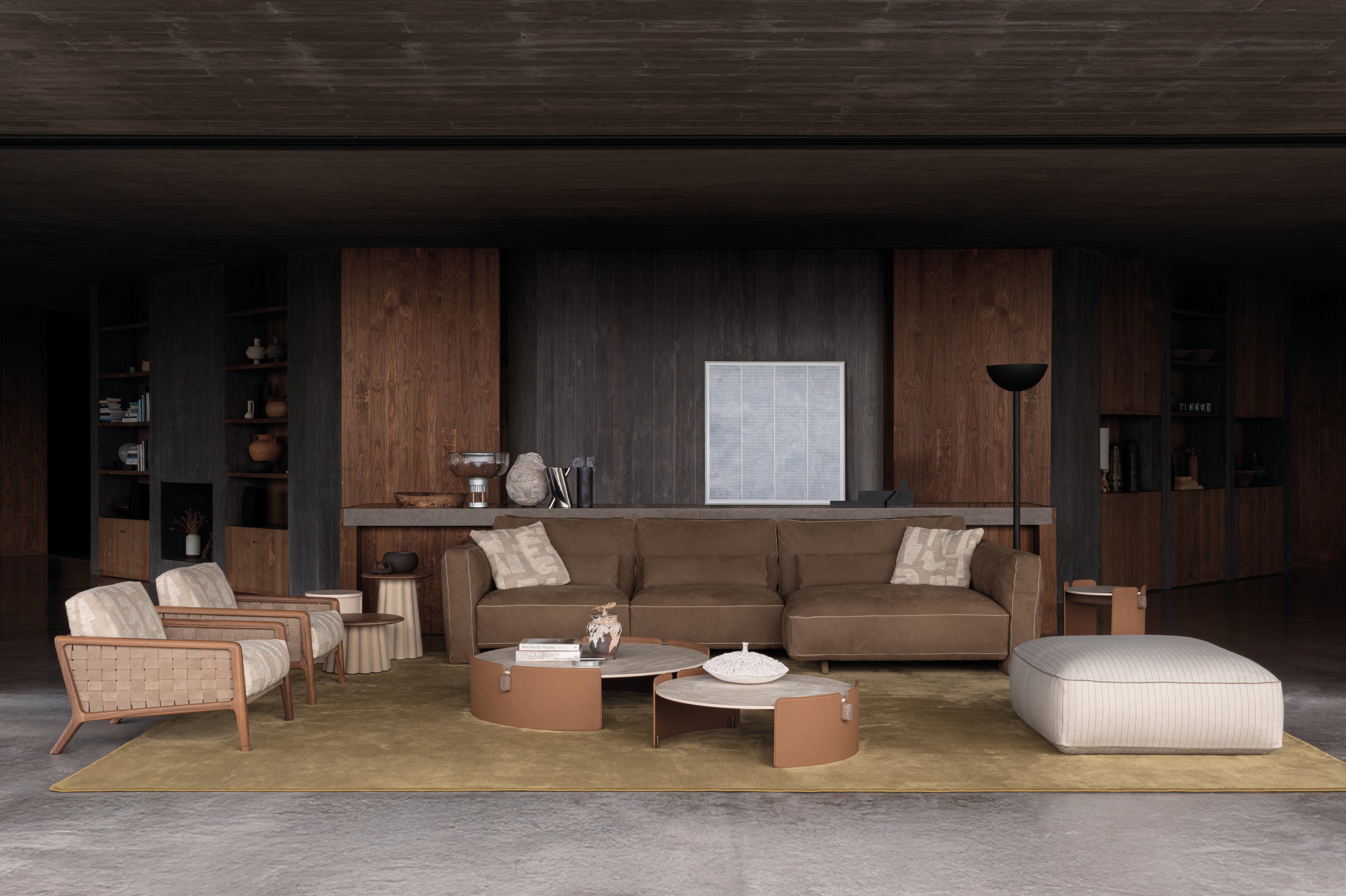 Divano Loden in pelle marrone Cierre1972 con chaise longue, ambientato in uno spazio dal design contemporaneo con finiture in legno scuro