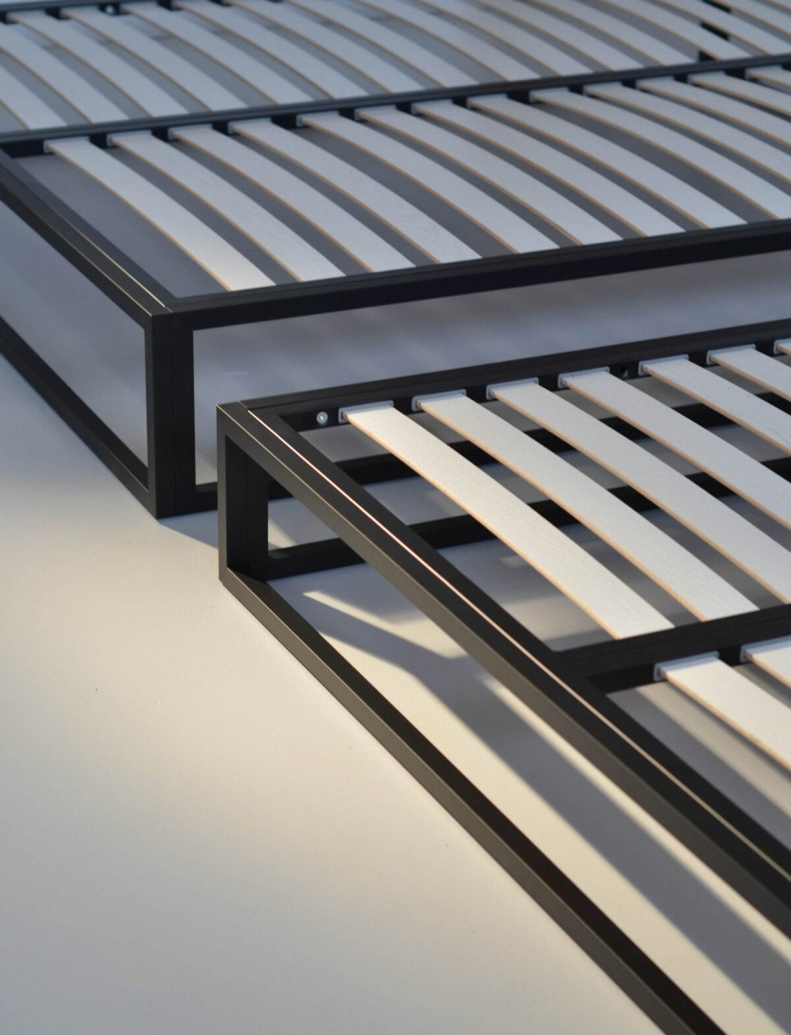 Dettaglio rete a doghe del letto Asha Basic 3.0 con struttura in acciaio verniciato