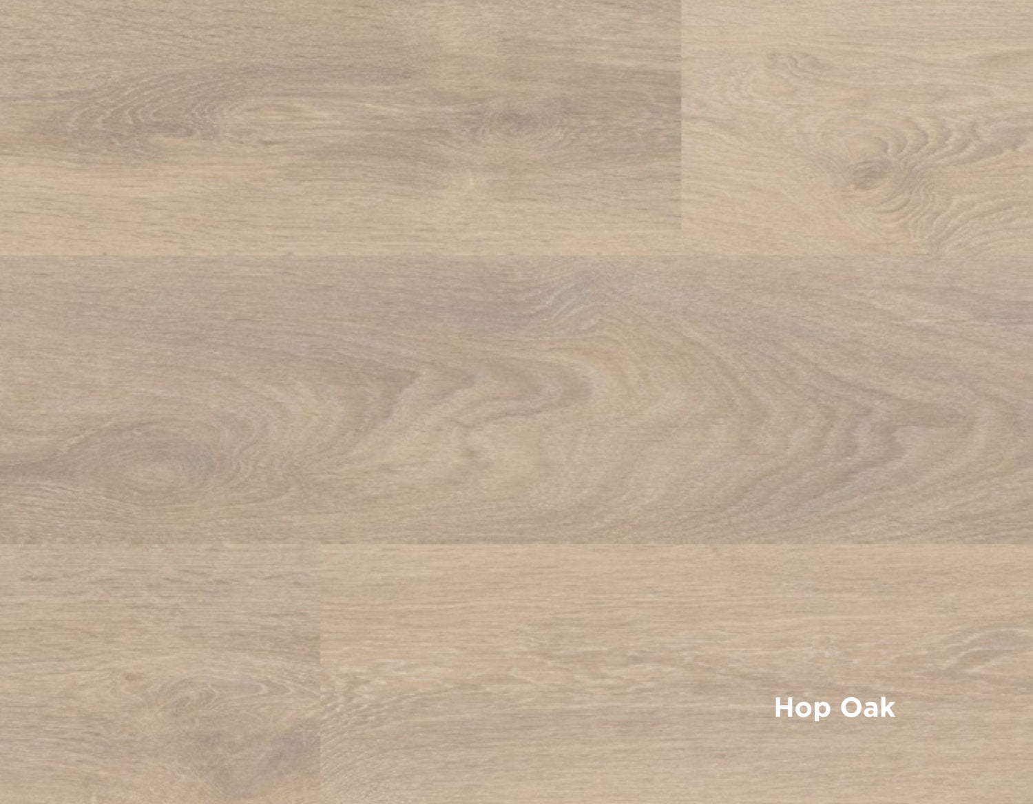 Pavimento laminato effetto legno chiaro Hop Oak di Skema, venature delicate e tono neutro.