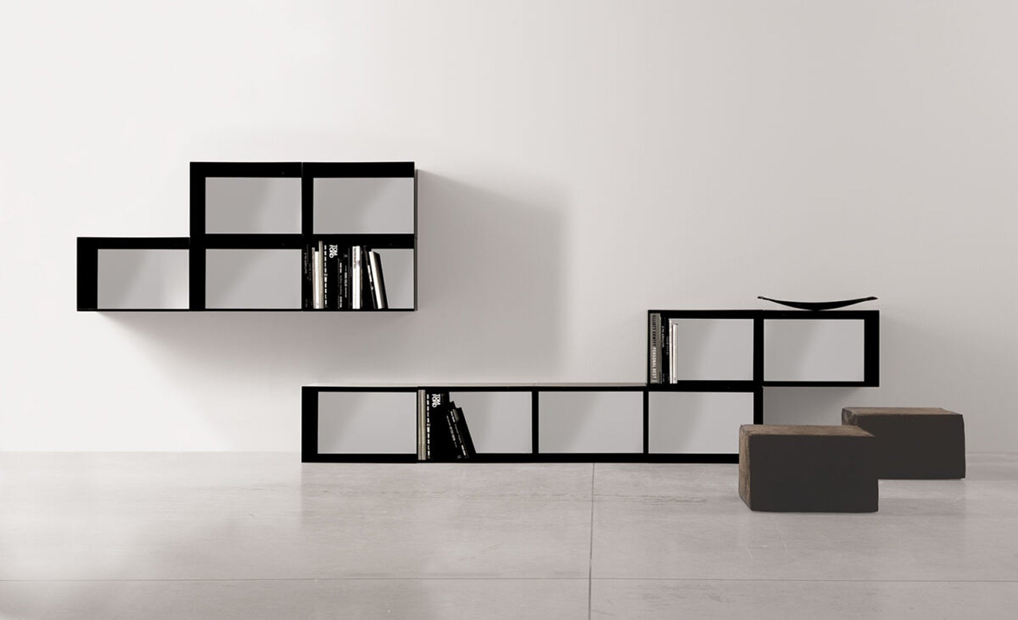 Composizione modulare Khao xam in metallo nero, contenitori a parete e bassi con vani per libri.