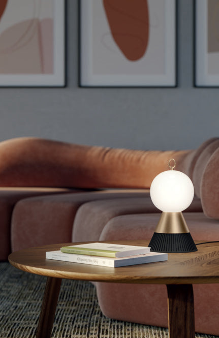 Lampada da tavolo Bozu di Masiero in vetro di Murano bianco opalino e base in metallo nero e oro, ispirazione giappone, ambientata su tavolino moderno – rivenditore Atlantico Milano
