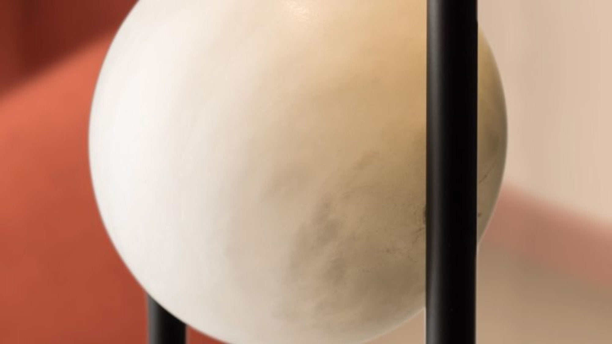 Dettaglio sfera in alabastro della piantana Luppiter di Masiero design Marco Zito