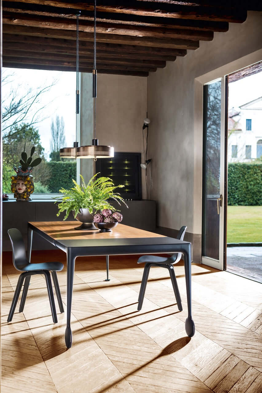 tavolo big will nero e noce ambientato