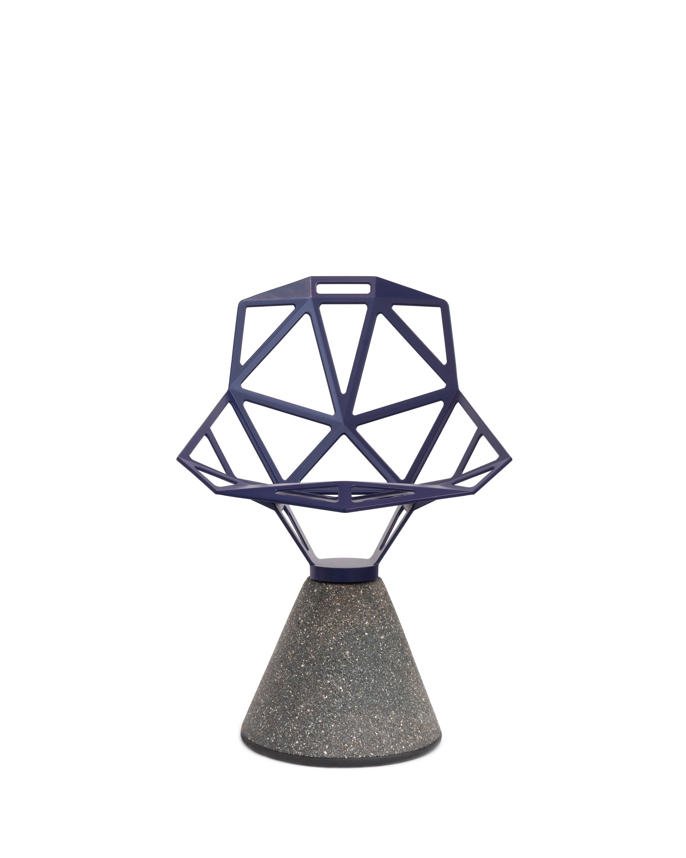 Sedia Chair One Concrete Magis in finitura viola blu, base conica in cemento, su fondo bianco