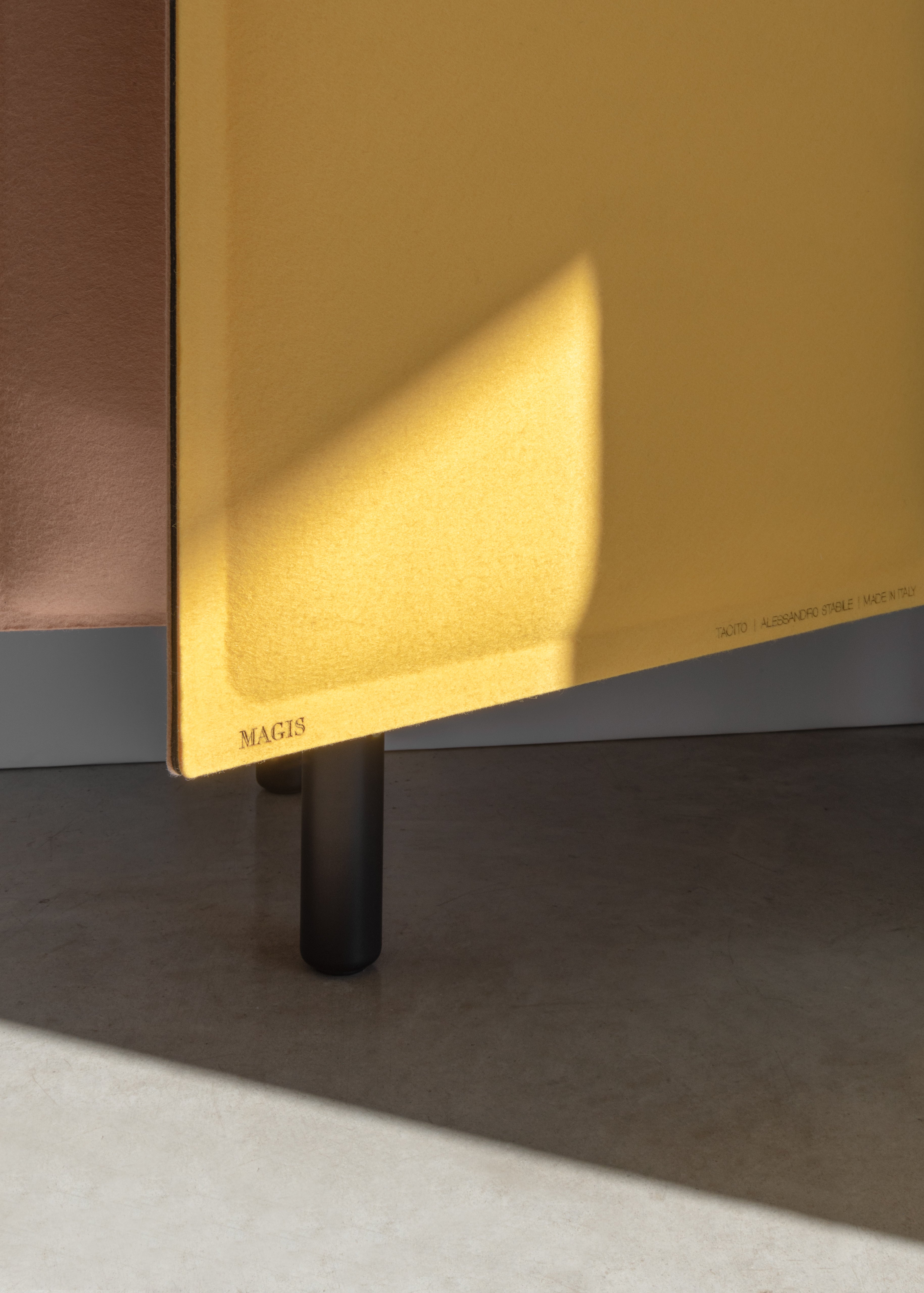 Tacito: il mobile contenitore minimalista e innovativo