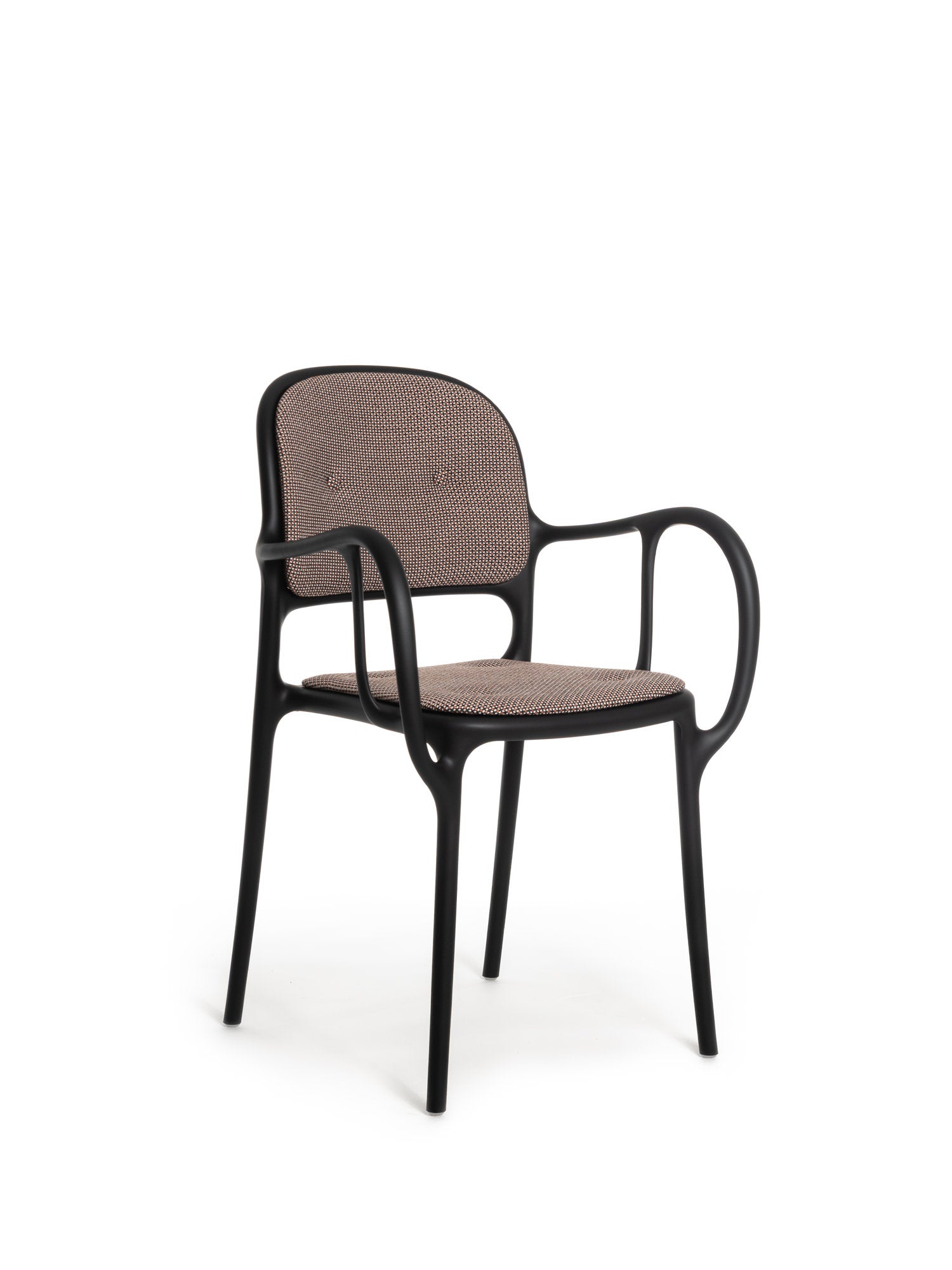 Sedia Magis Milà gialla con braccioli e schienale imbottito in tessuto, vista frontale.