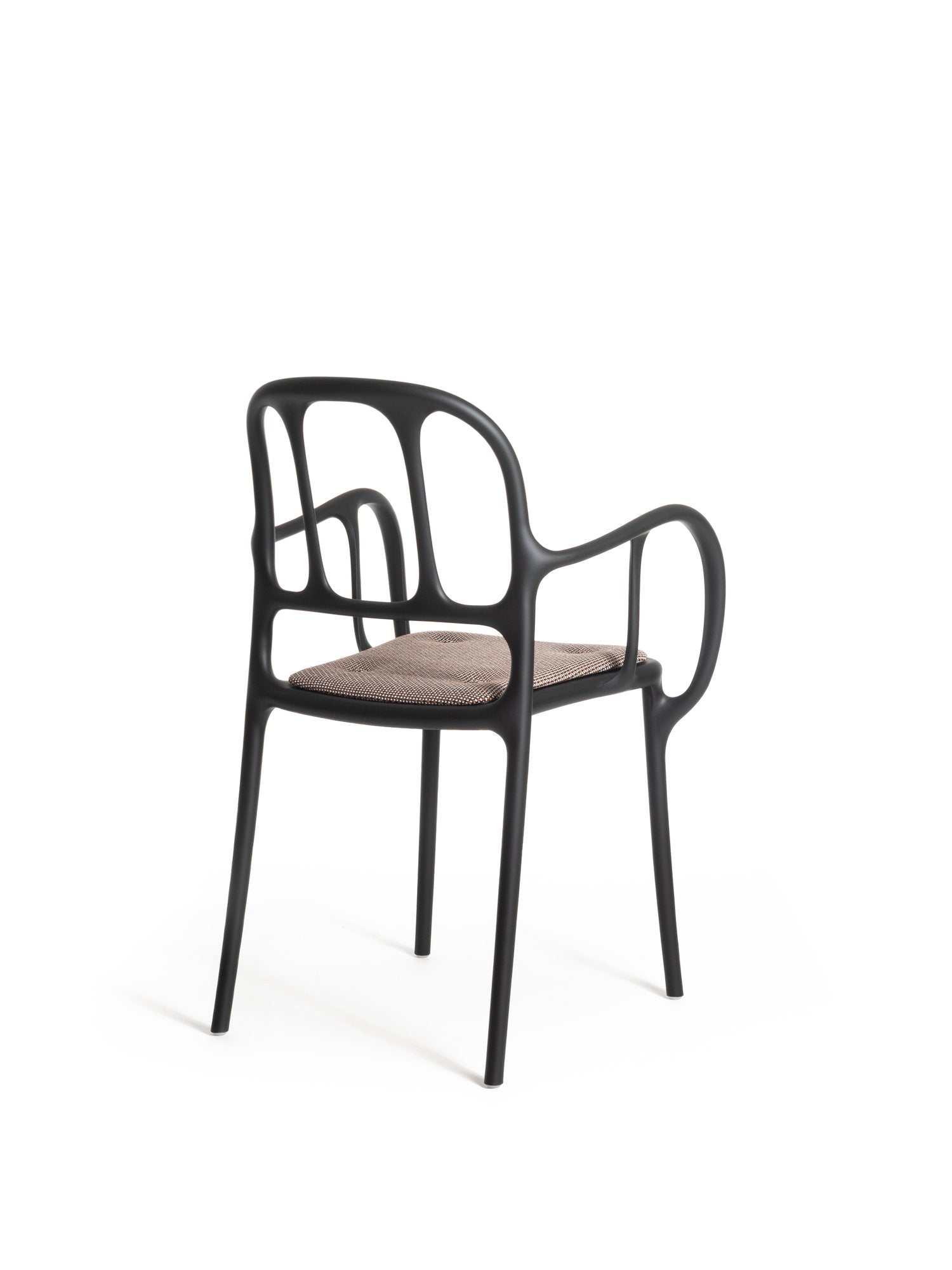 Sedia Magis Milà gialla con braccioli e schienale imbottito in tessuto, vista angolare