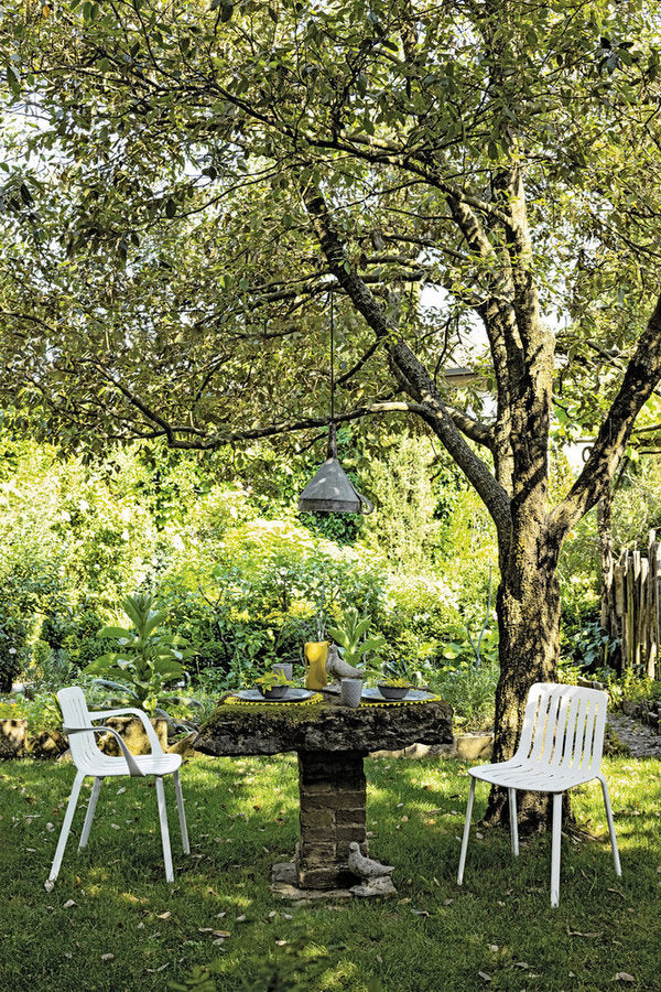 Sedia Plato outdoor bianca per esterni Magis in giardino con tavolo rustico arredo contract esterno