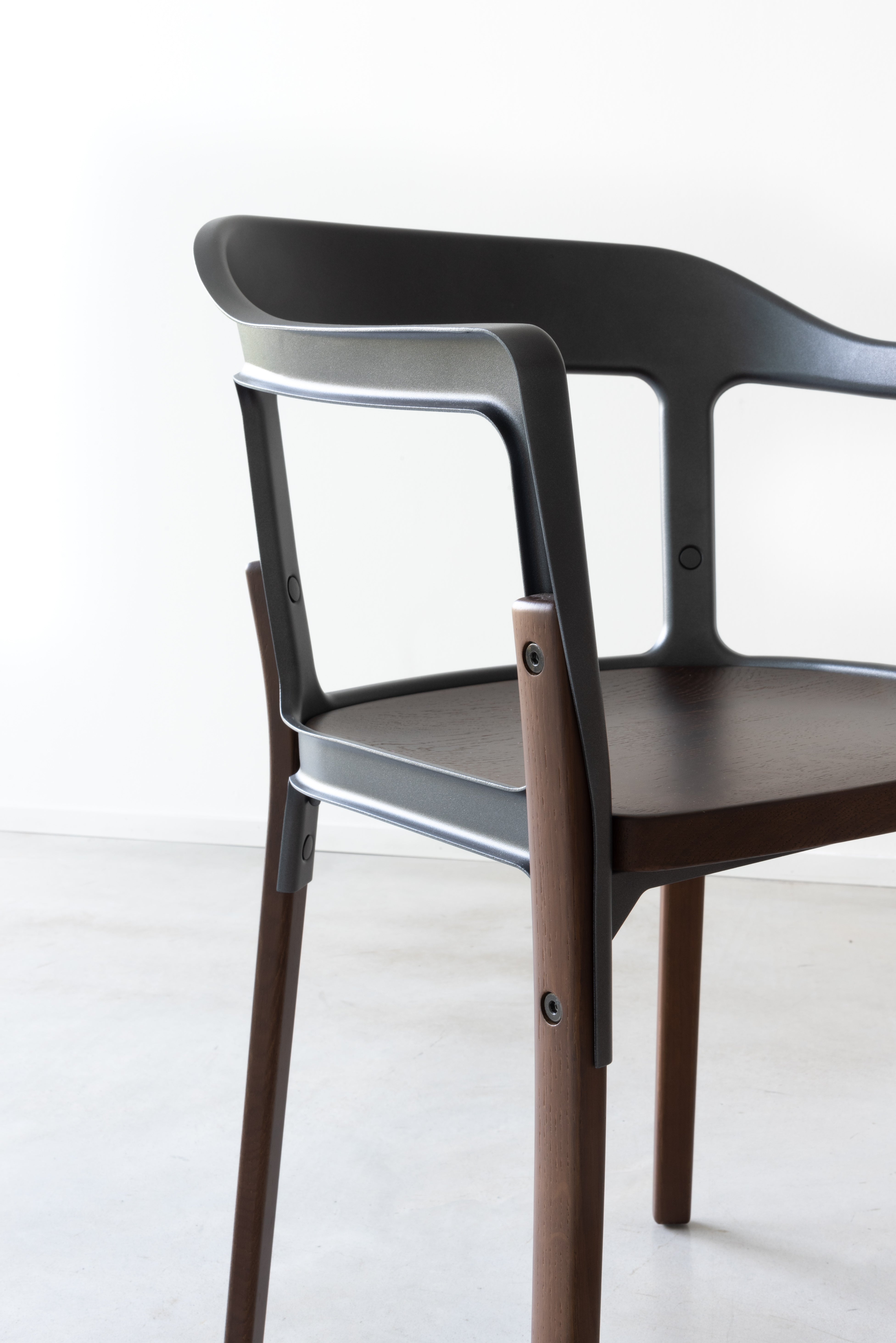 dettaglio sedia Steelwood Magis in nero e noce canaletto