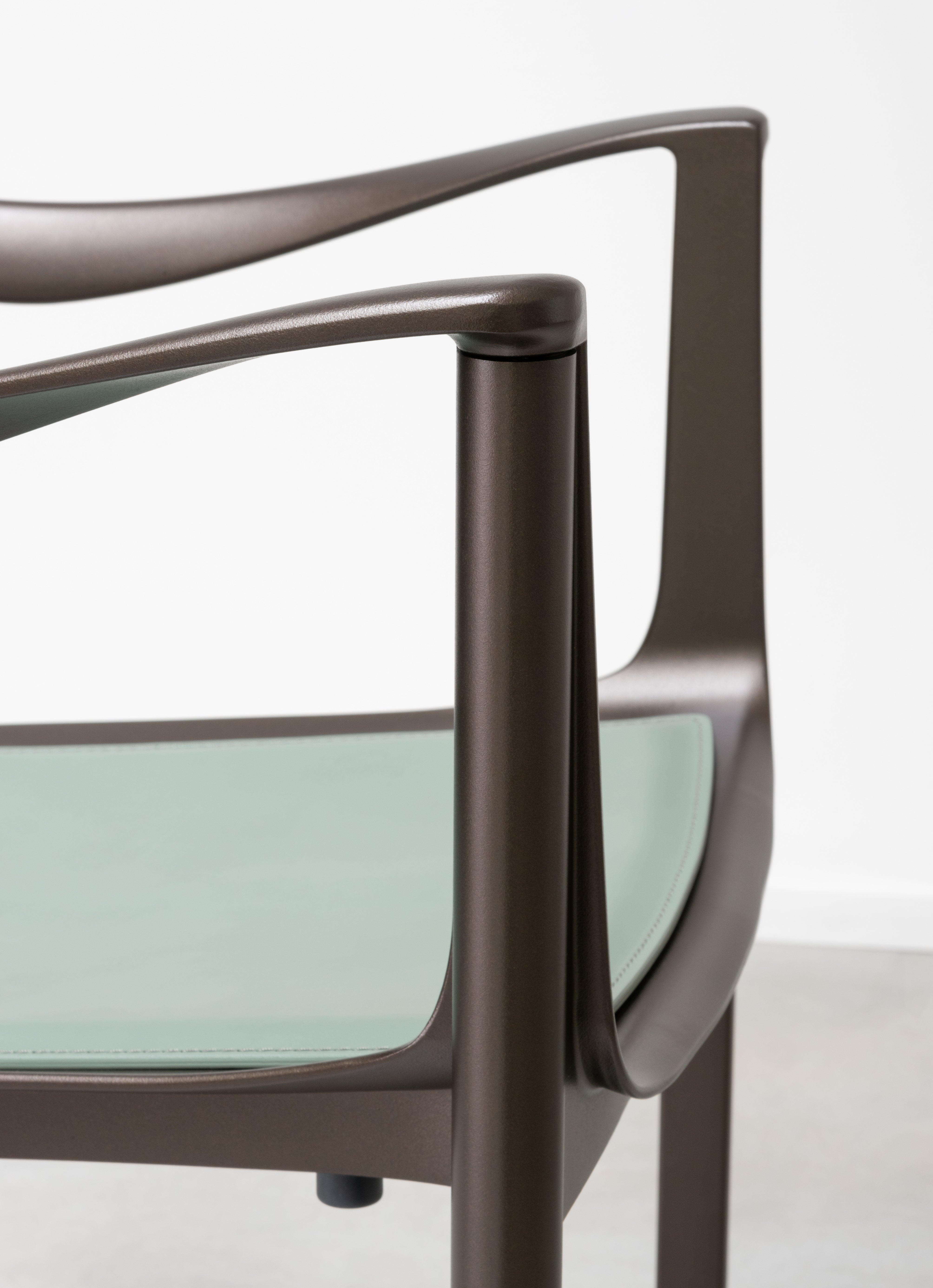 Venice di Magis: l'Alluminio Incontra la Pelle