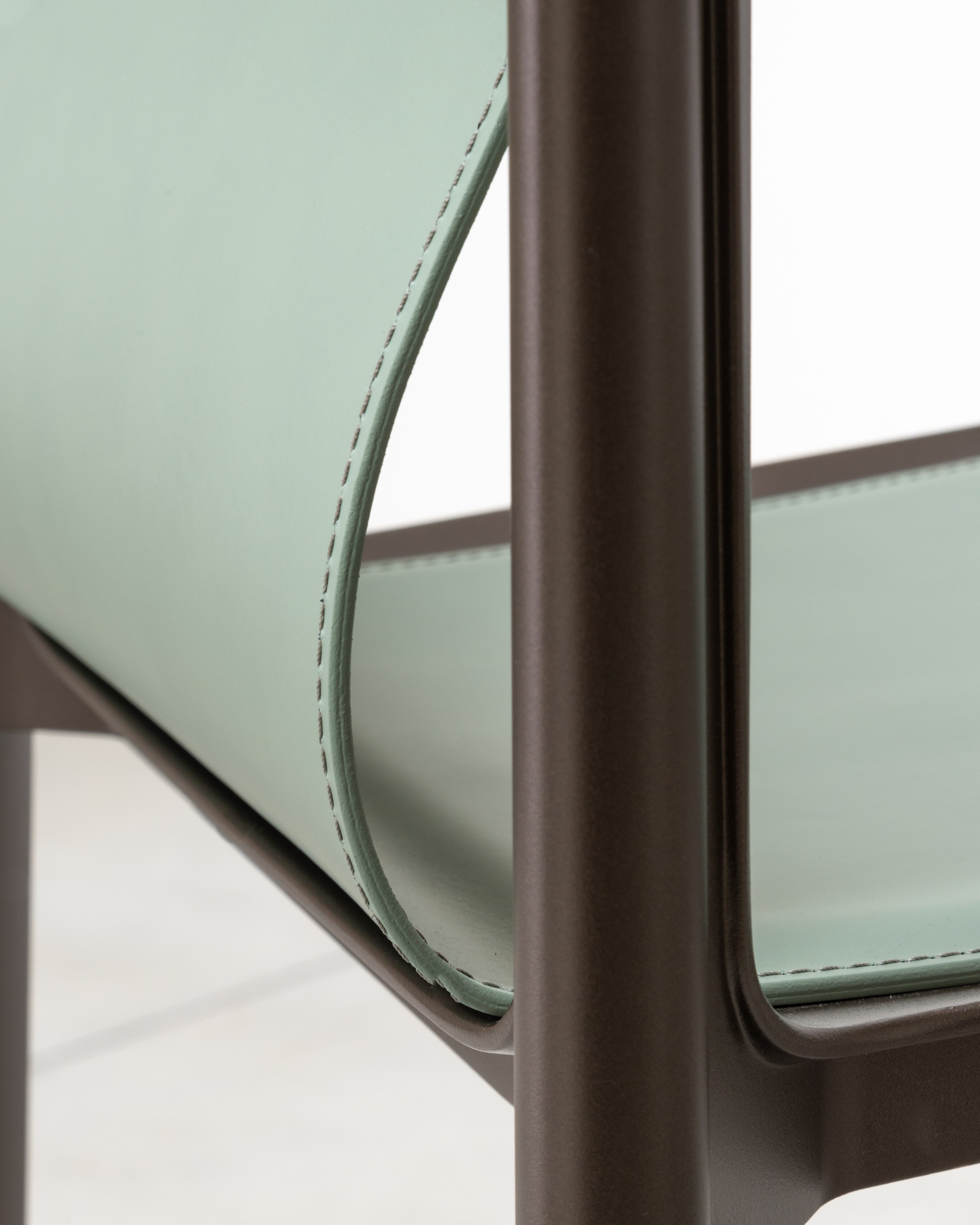 Venice di Magis: l'Alluminio Incontra la Pelle