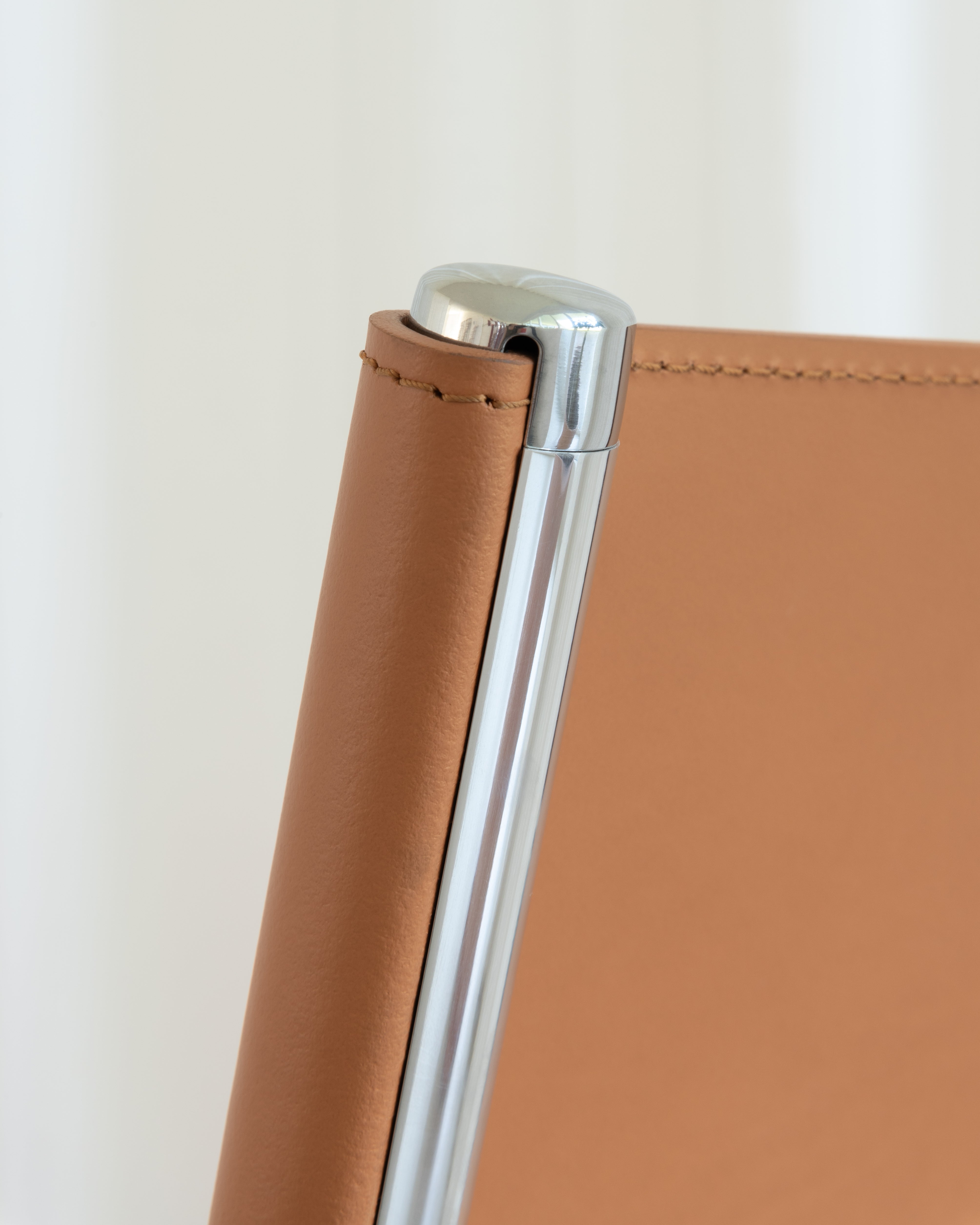 Venice di Magis: l'Alluminio Incontra la Pelle