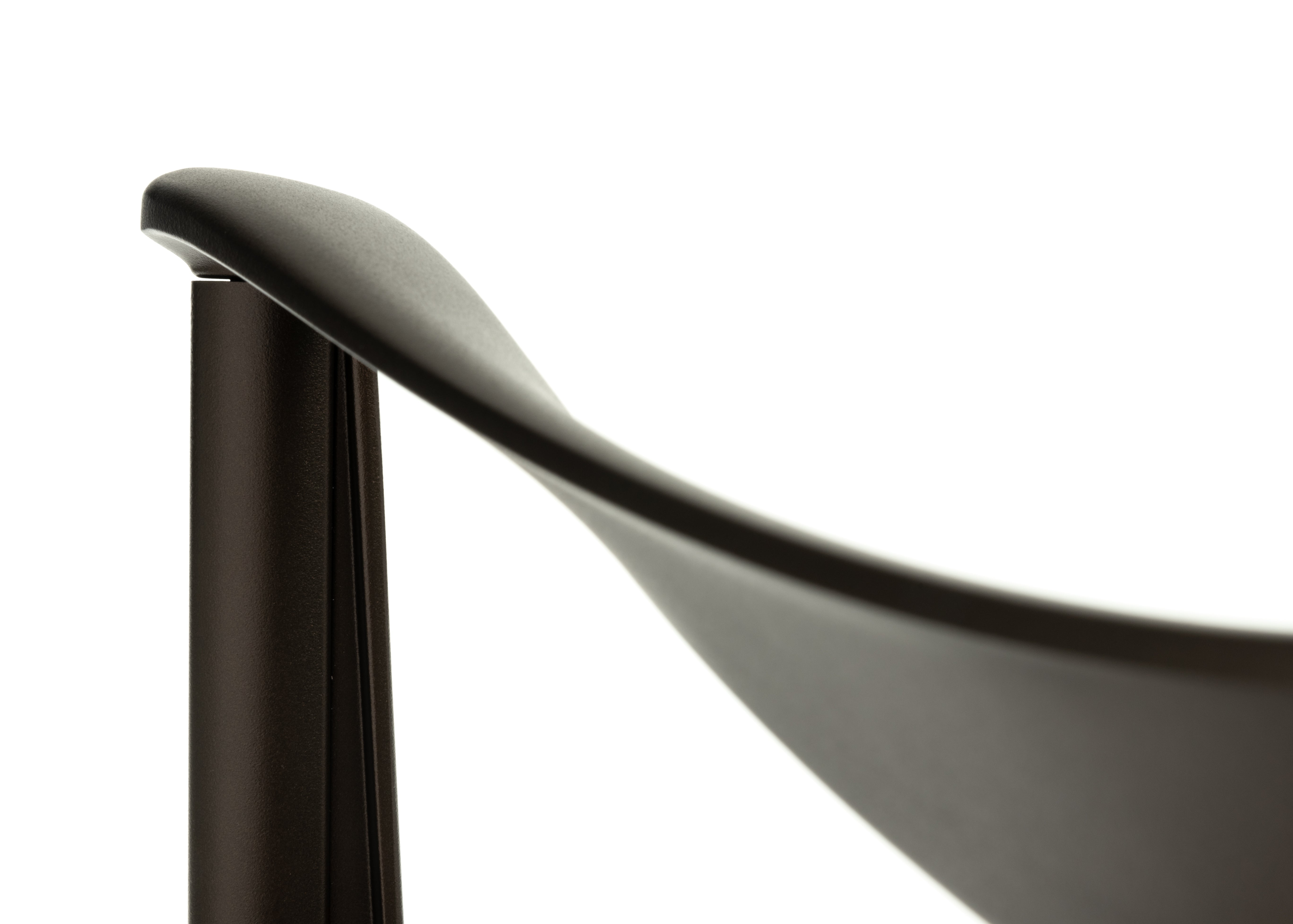 Venice di Magis: l'Alluminio Incontra la Pelle