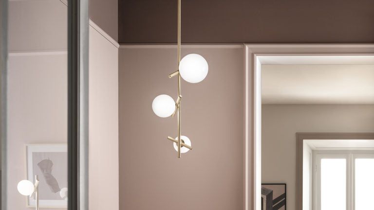 Lampada Posy Vertical – Illuminazione decorativa in ottone e vetro opalino
