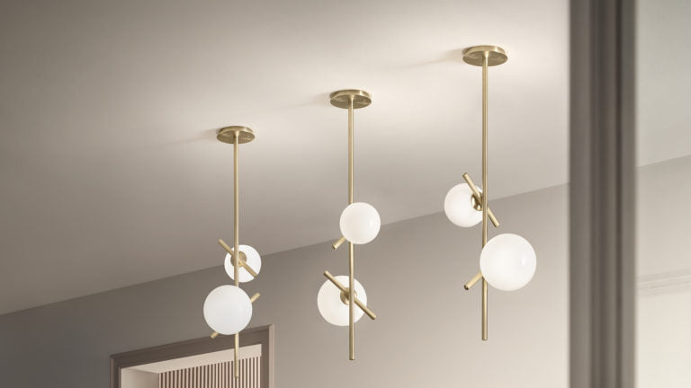 Lampada Posy Vertical – Illuminazione decorativa in ottone e vetro opalino