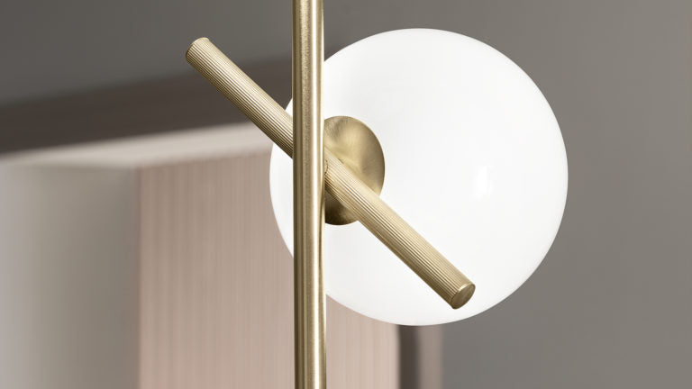 Lampada Posy Vertical – Illuminazione decorativa in ottone e vetro opalino