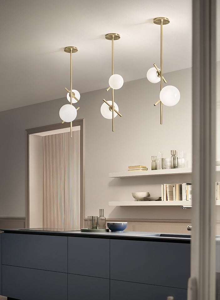 Lampada Posy Vertical – Illuminazione decorativa in ottone e vetro opalino