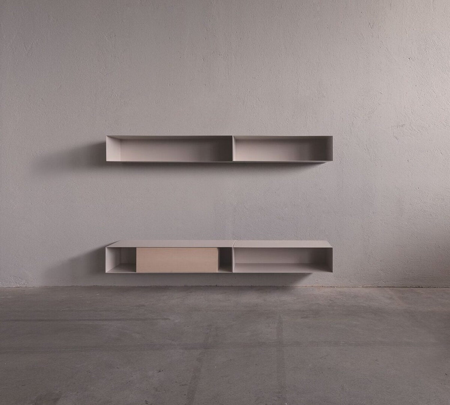 4 mensole rettangolari a parete di Xam Milano in metallo grigio chiaro con contenitore legno