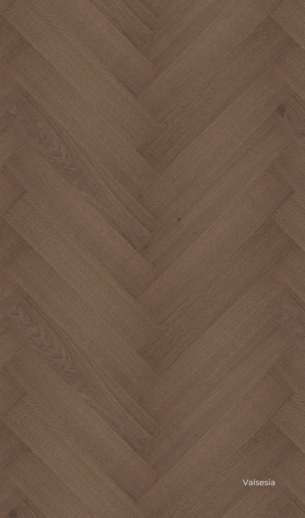 Dettaglio del pavimento Lumbertech S700 in Rovere Valsesia, posa a spina italiana e finitura scura con nodi e venature evidenti.
