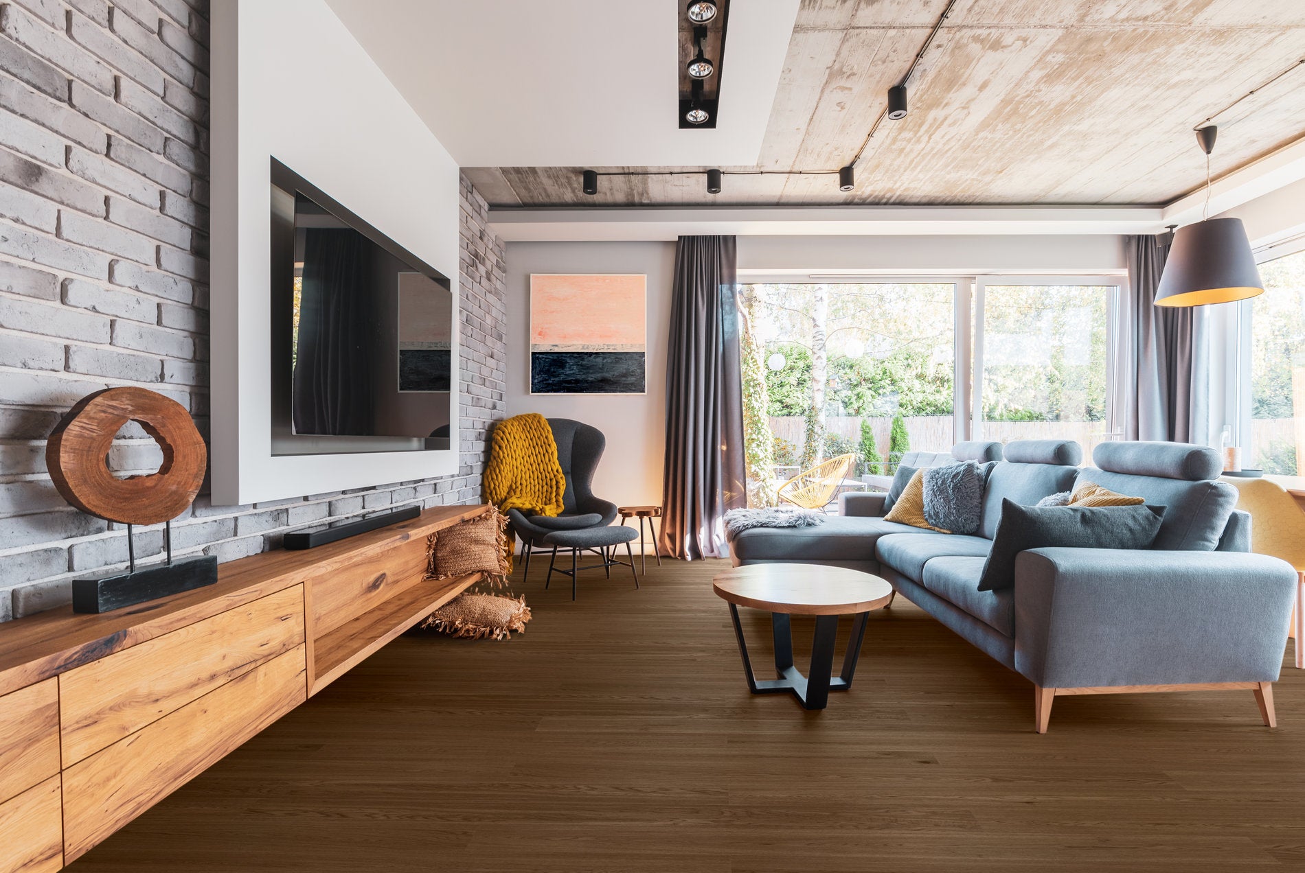 Living open space con arredi contemporanei e pavimento SPC Skema in finitura scura