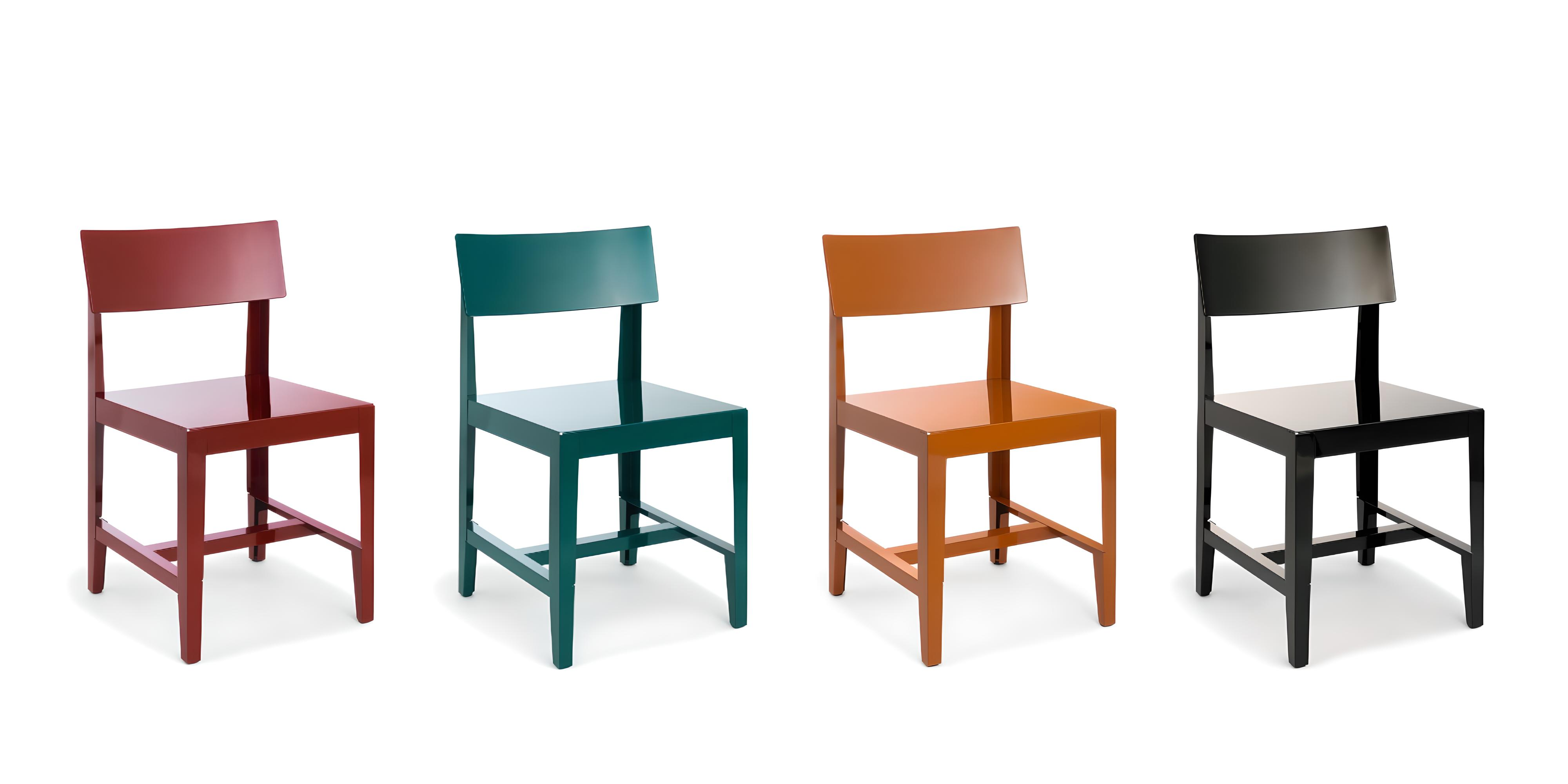 Quattro sedie Bishop in acciaio laccato lucido nei colori rosso, verde petrolio, arancione e nero, disegnate da Konstantin Grcic per Magis.