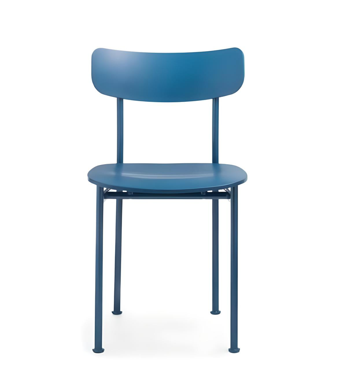 Sedia Motta firmata Jasper Morrison per Magis in versione blu, con struttura in acciaio e seduta in plastica.
