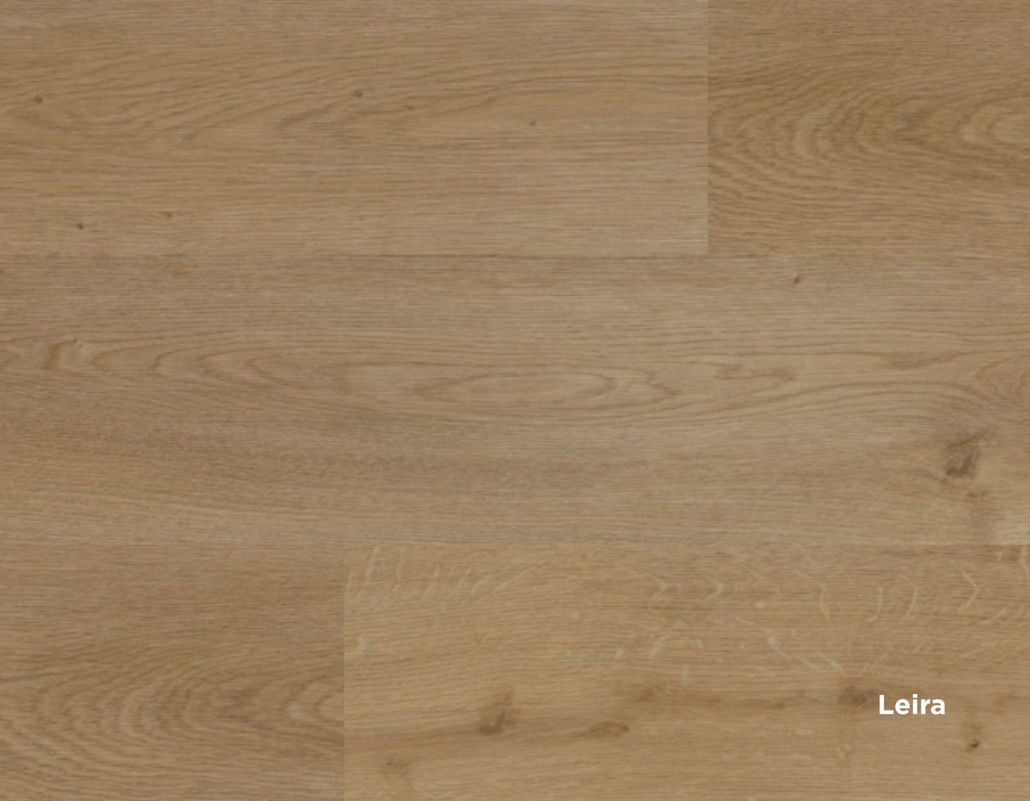 Dettaglio finitura Leira del pavimento Starkc SPC, tonalità calda e trama lignea continua