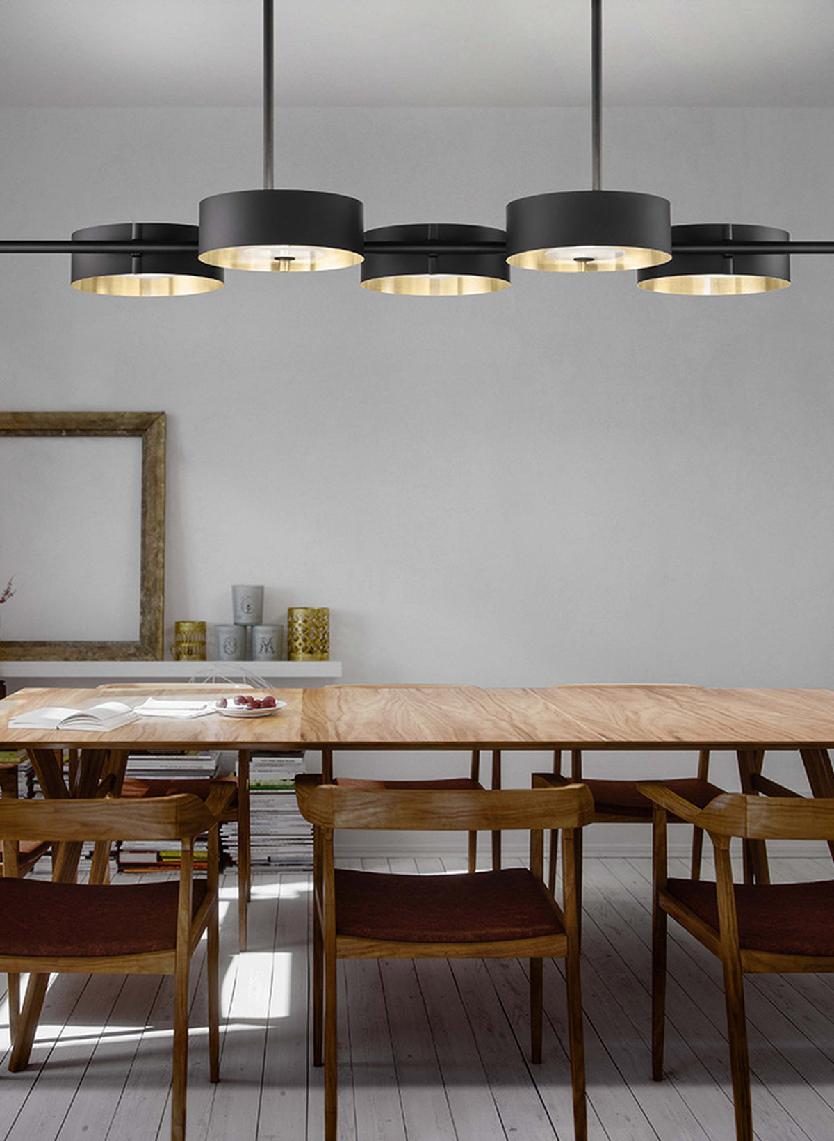 Dettaglio del lampadario Sound BIL5 Masiero: cinque diffusori circolari in vetro decorato e metallo nero con interni dorati.