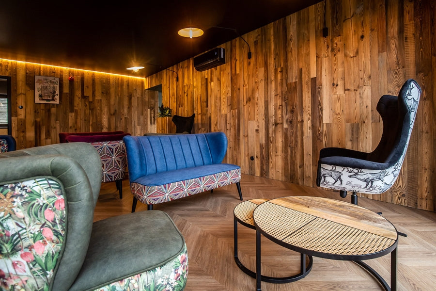 Sala d’attesa contemporanea con divani colorati e pavimento vinilico SPC Star.Ks Skema posato a spina francese